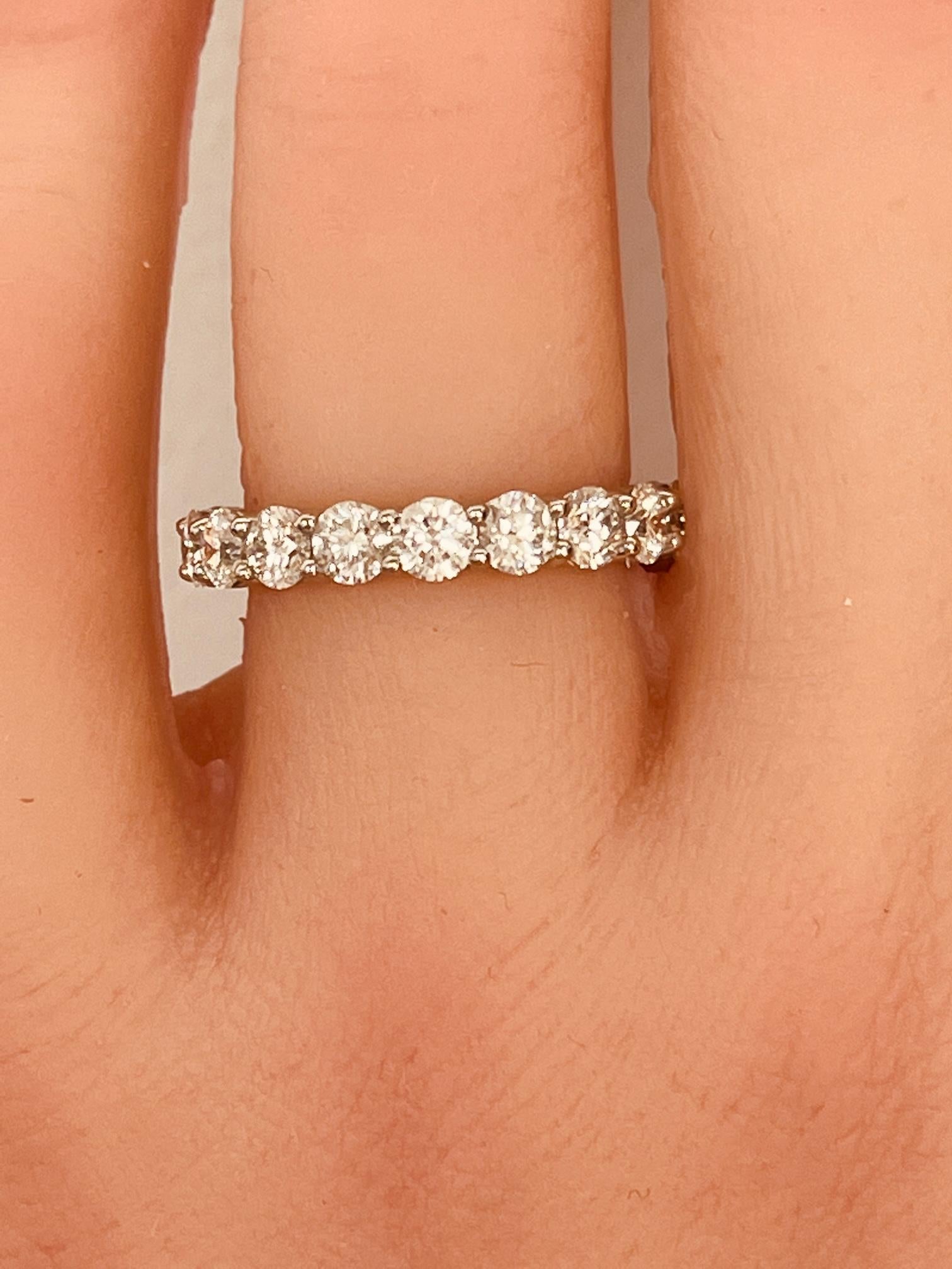 2,85 Ctw. Fascia per l'eternità con diamanti tondi e brillanti in platino in vendita 1