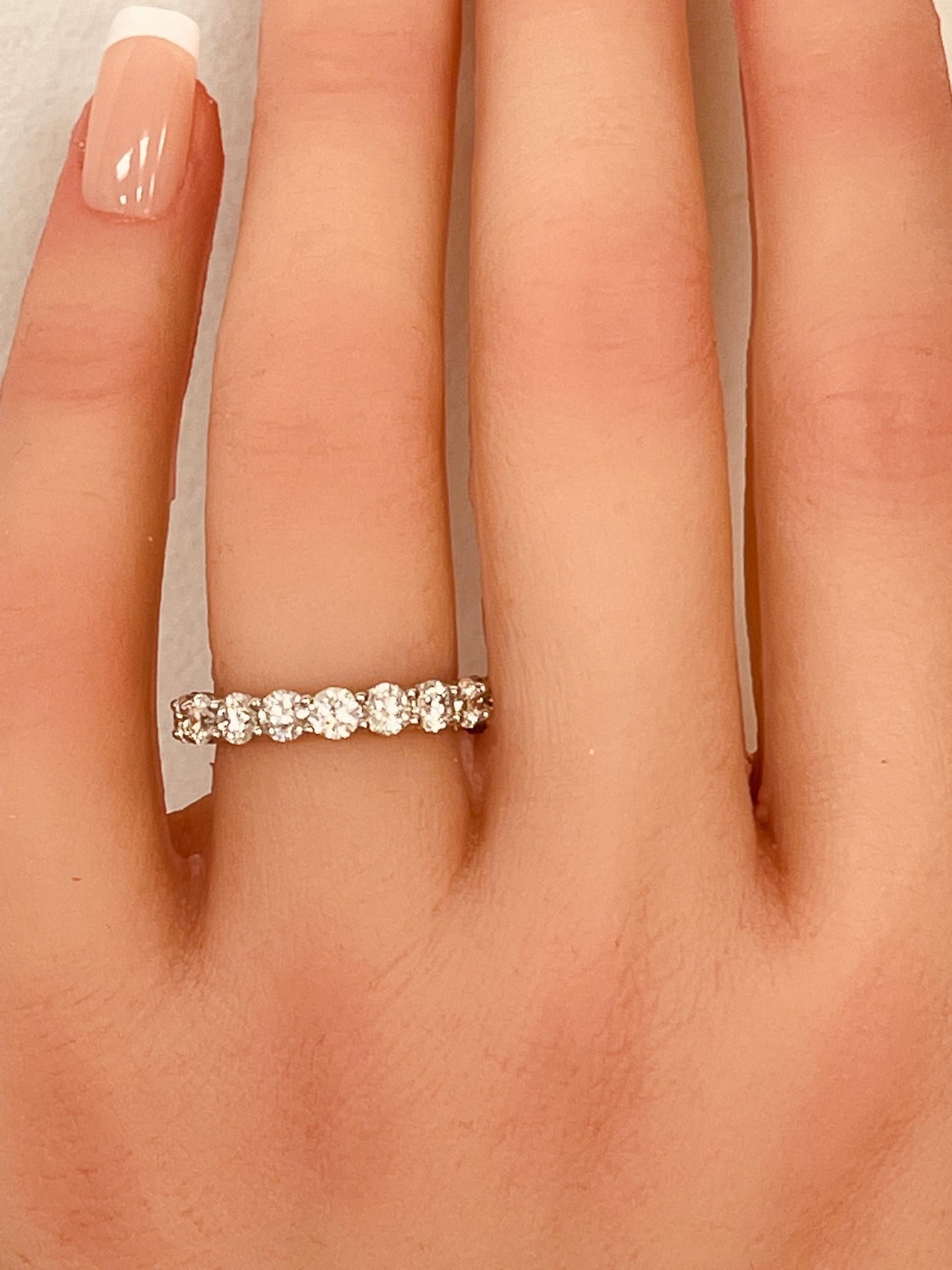 2,85 Ctw. Fascia per l'eternità con diamanti tondi e brillanti in platino in vendita 2