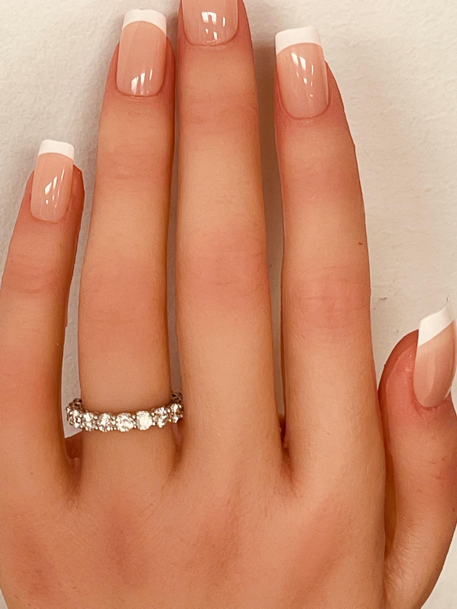 2,85 Ctw. Fascia per l'eternità con diamanti tondi e brillanti in platino in vendita 3