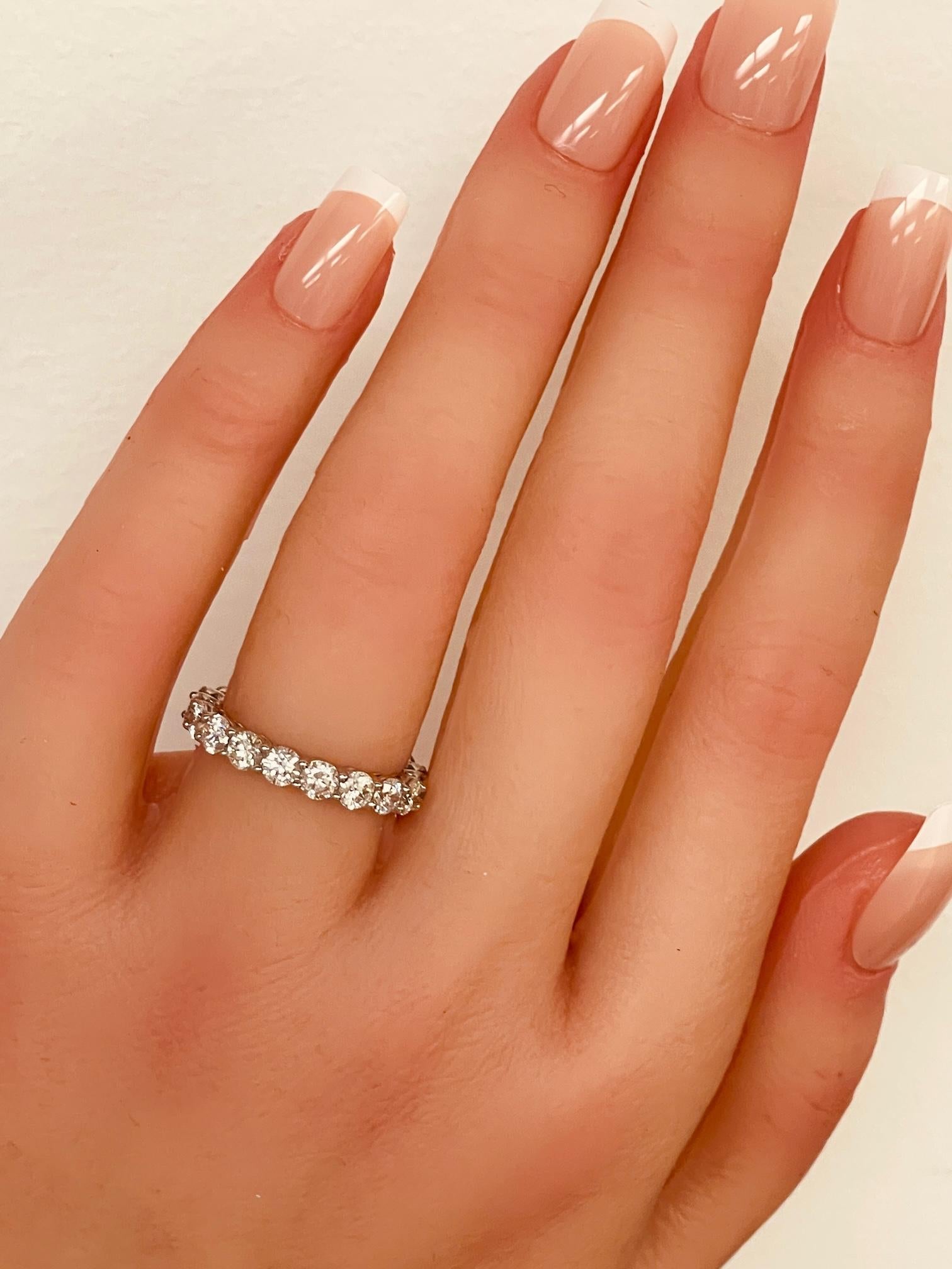 2,85 Ctw. Fascia per l'eternità con diamanti tondi e brillanti in platino in vendita 4