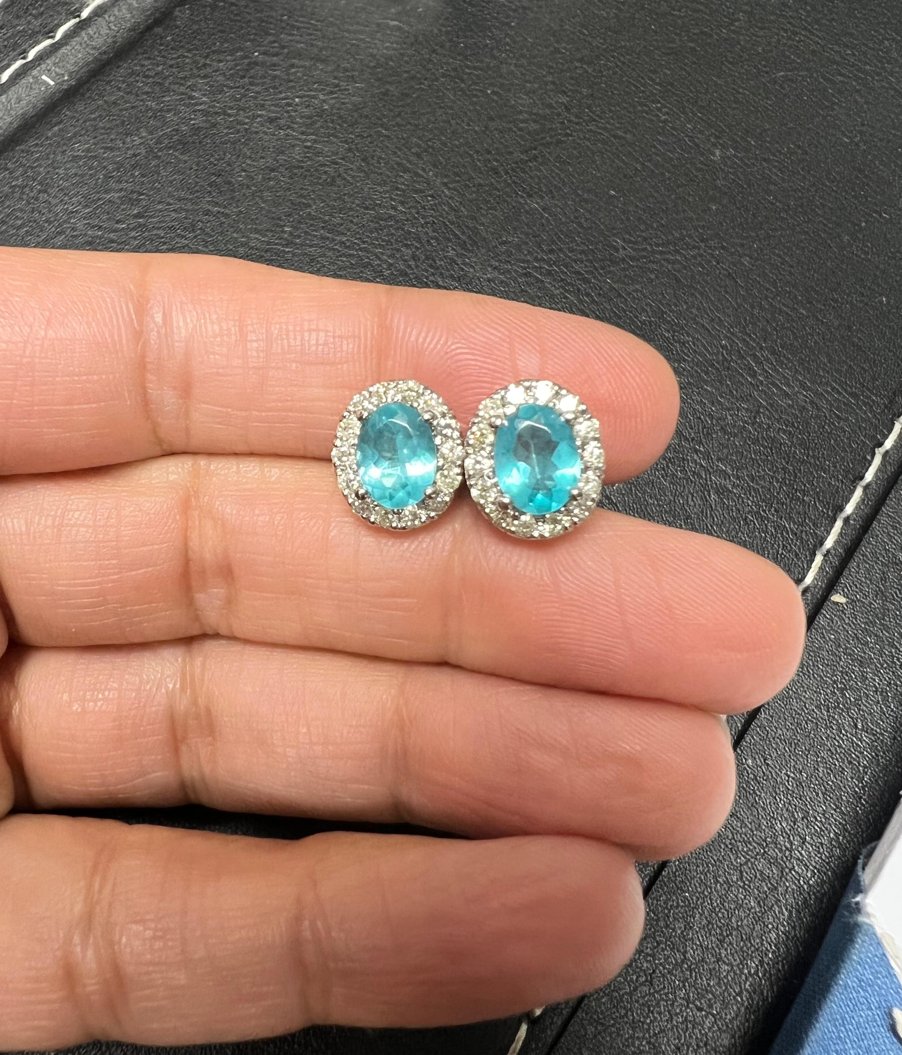 Pendientes de oro blanco con diamantes de apatita natural de 2,85 Corte oval en venta
