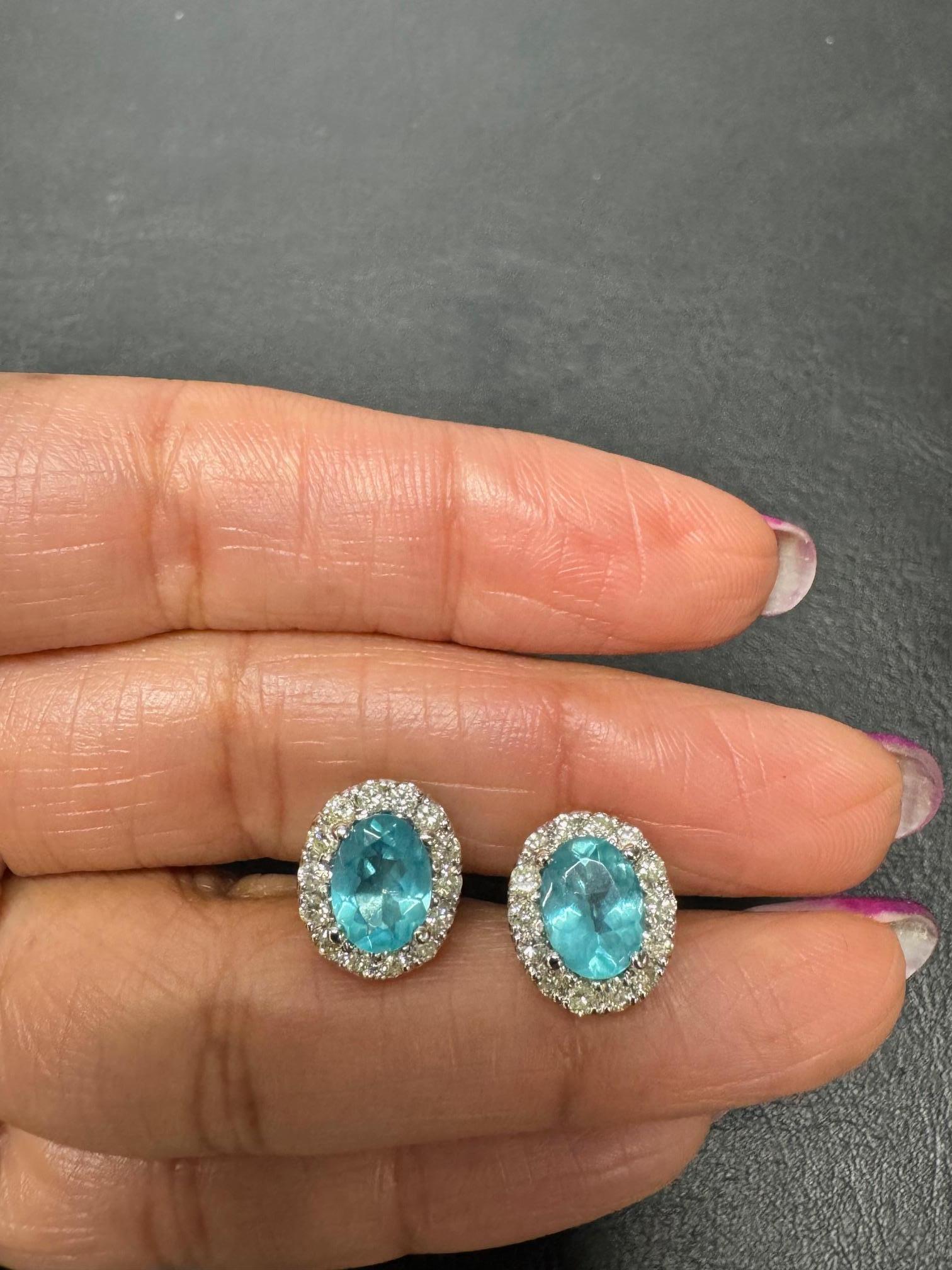 Pendientes de oro blanco con diamantes de apatita natural de 2,85 en venta 1