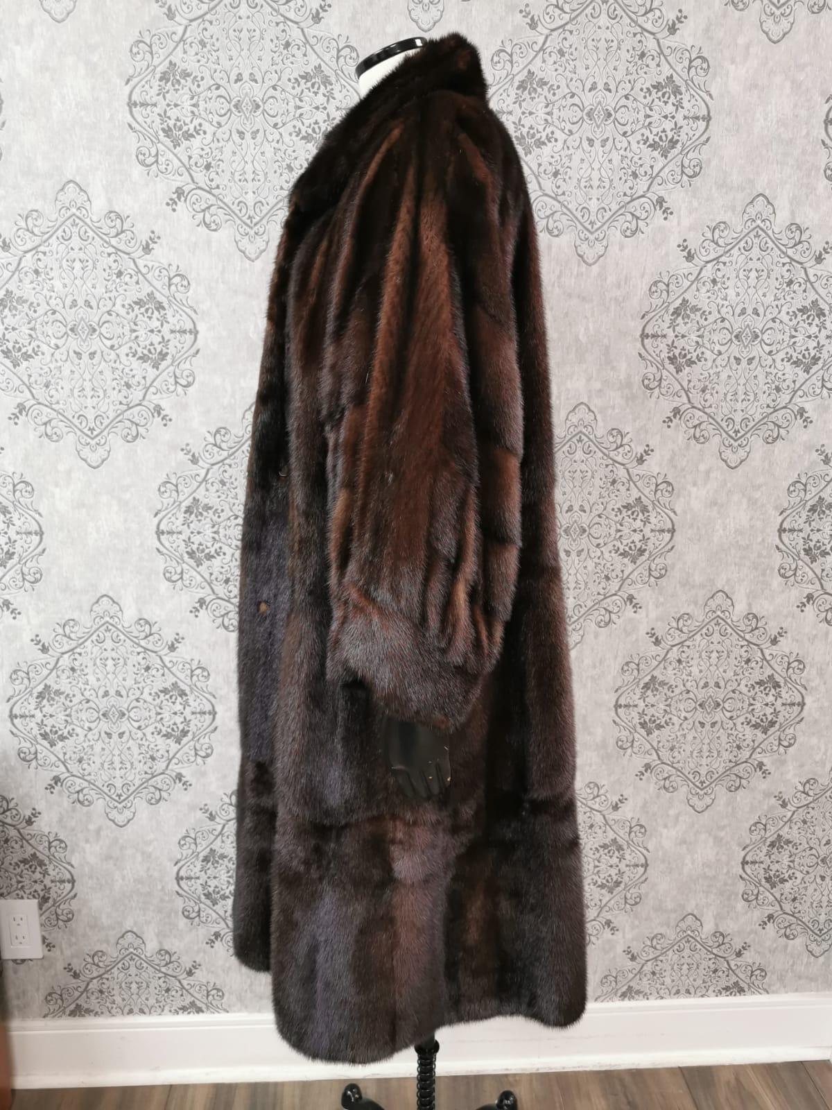 BESCHREIBUNG : 285 NINA RICCI MINK FUR COAT SIZE 30

Smoking-Kragen:: geschmeidige Felle:: schönes frisches Fell:: europäische deutsche Schnallen für die Schließung:: auch geschlitzte Taschen:: schöne große volle Pelze Felle in ausgezeichnetem