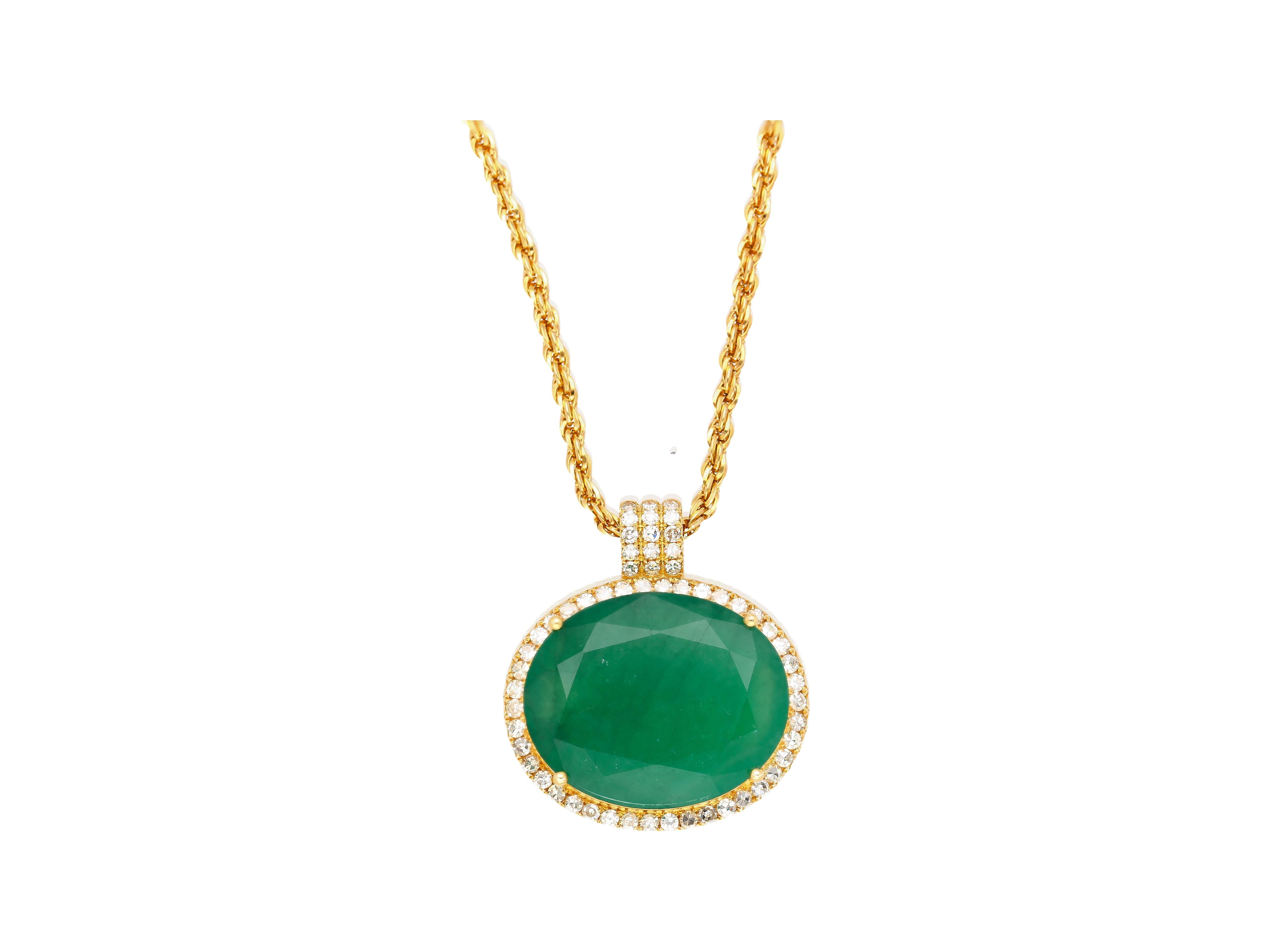 Questo pendente in oro giallo 18 carati presenta uno smeraldo ovale da 28,56 carati, con una vibrante tonalità verde, circondato da diamanti rotondi per un peso totale di 1,07 carati. Lo smeraldo è incastonato in un'aureola sicura e in