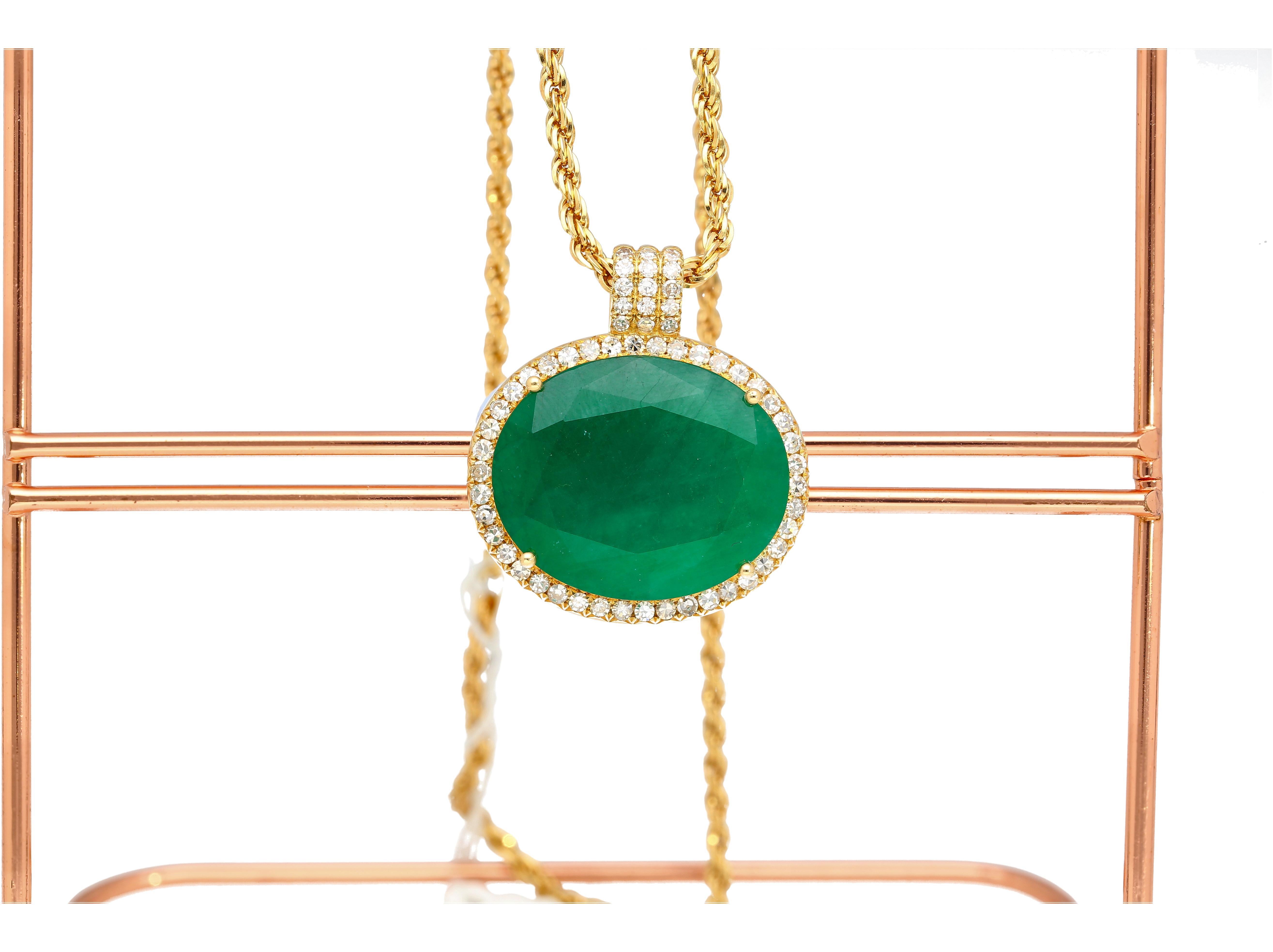 Moderno Collana con ciondolo in oro 18K con smeraldo e diamanti taglio ovale da 28,56 carati in vendita