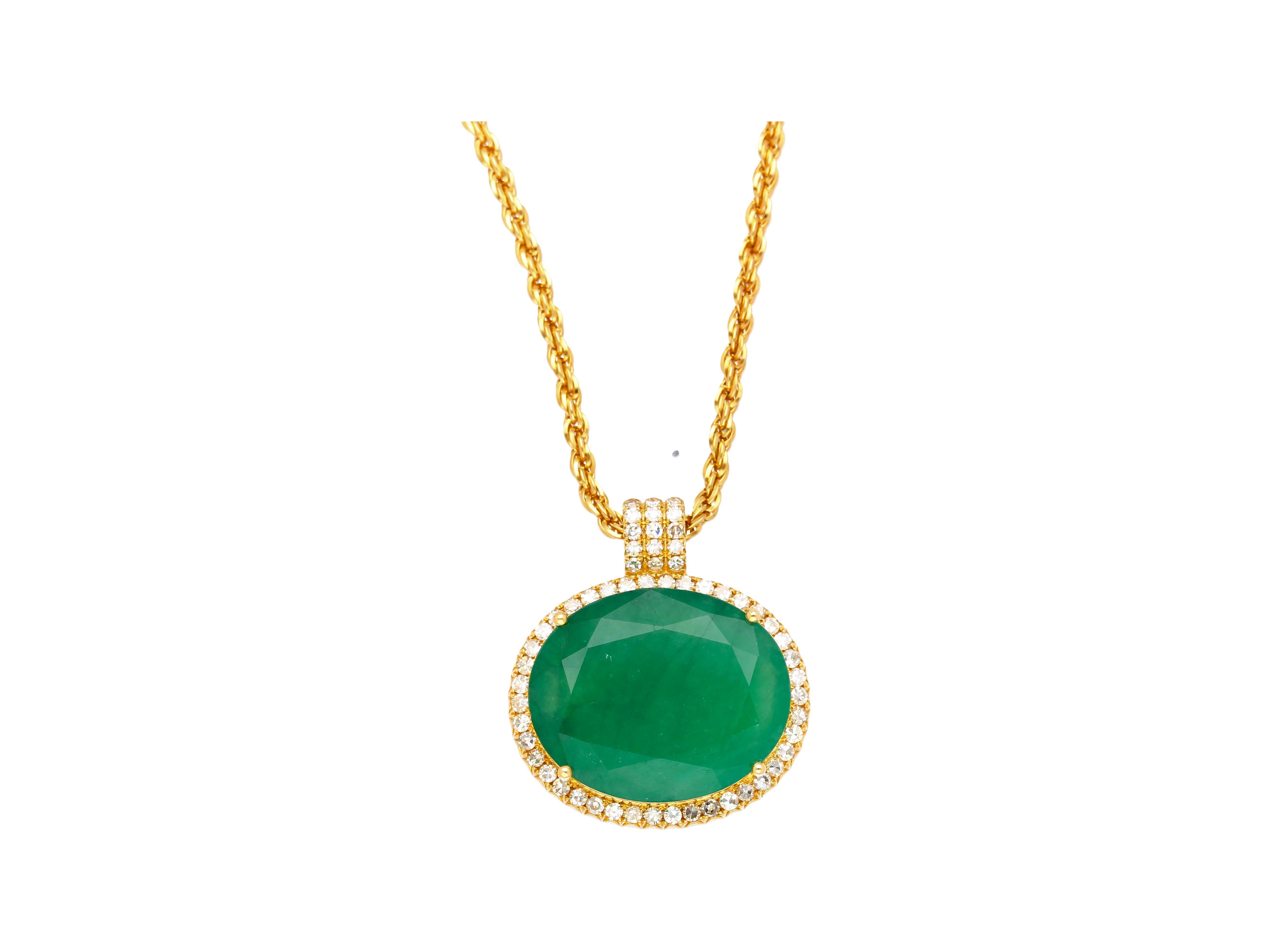 Taglio ovale Collana con ciondolo in oro 18K con smeraldo e diamanti taglio ovale da 28,56 carati in vendita
