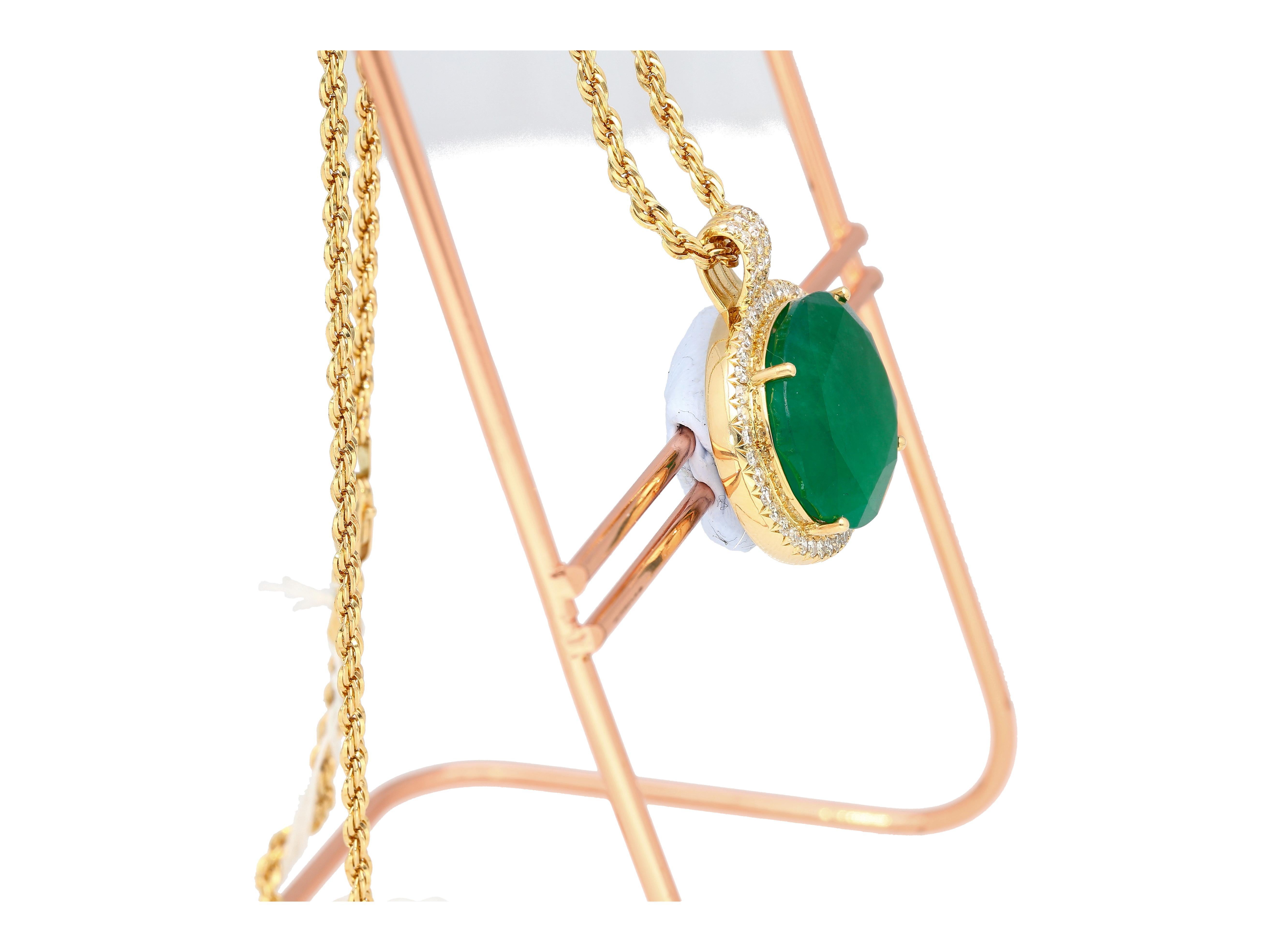 Collana con ciondolo in oro 18K con smeraldo e diamanti taglio ovale da 28,56 carati In condizioni buone in vendita a Miami, FL