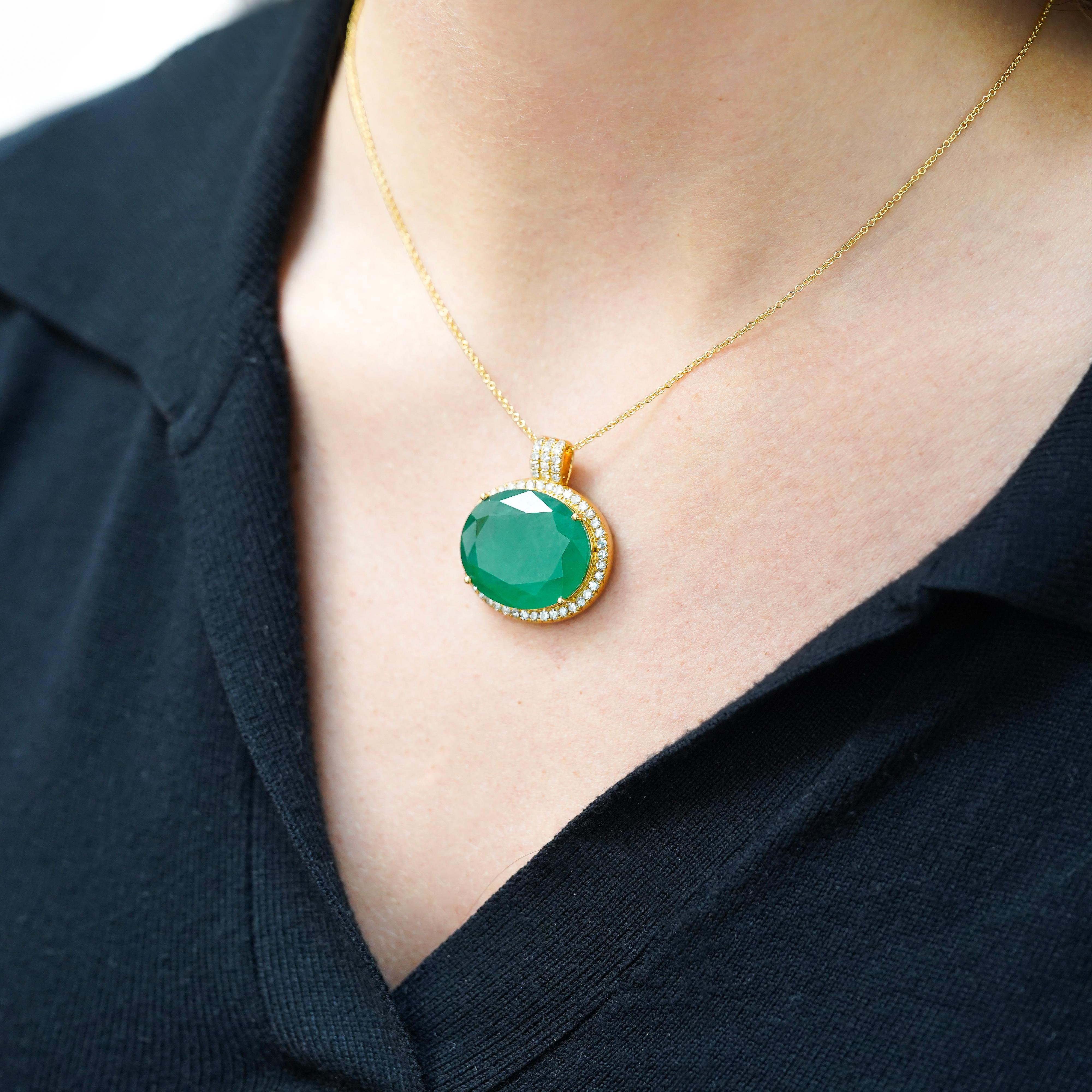Moderno Collana con ciondolo in oro 18K con smeraldo e diamanti taglio ovale da 28,56 carati in vendita