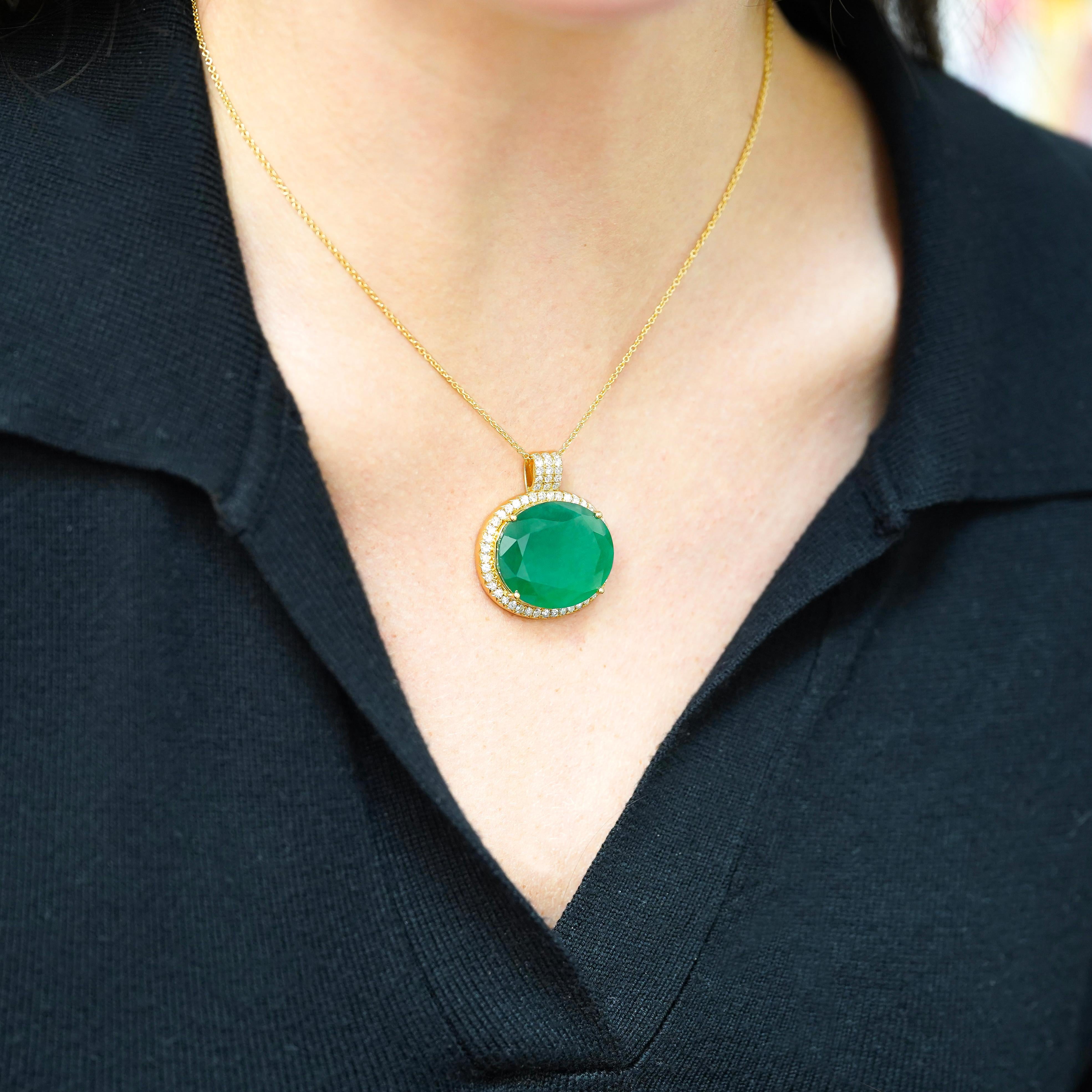 Collana con ciondolo in oro 18K con smeraldo e diamanti taglio ovale da 28,56 carati in vendita 1