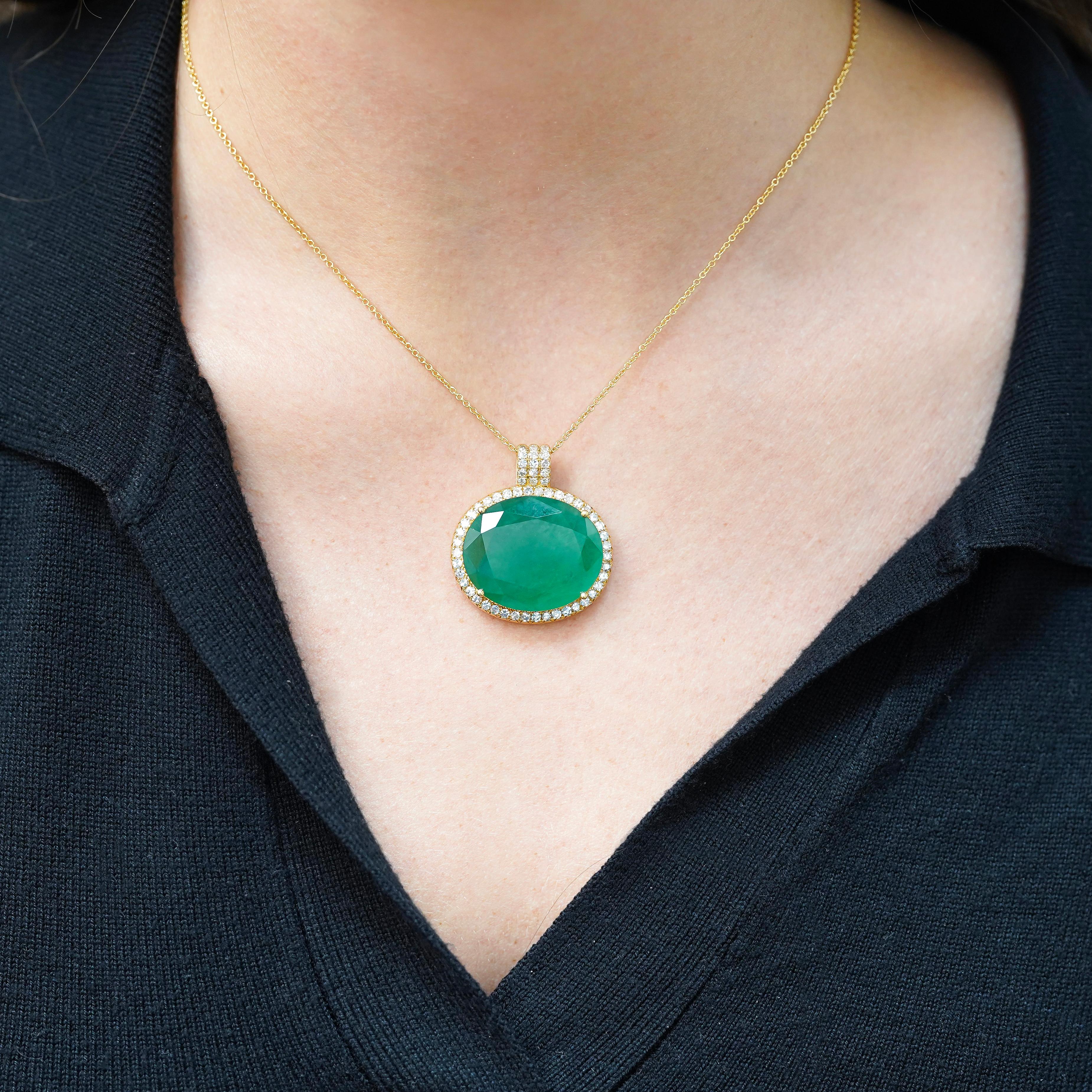 Collana con ciondolo in oro 18K con smeraldo e diamanti taglio ovale da 28,56 carati in vendita 3