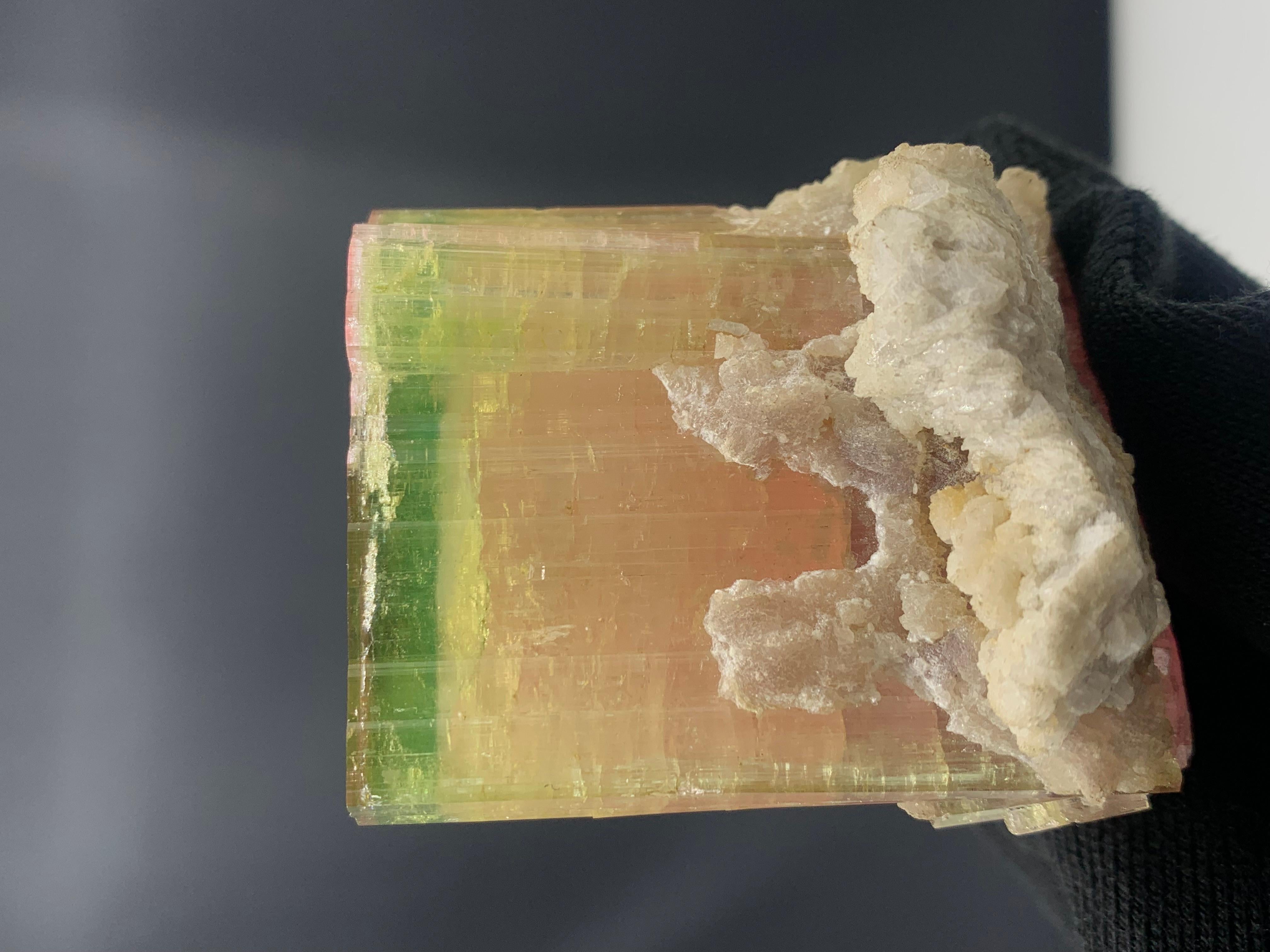 285.61 Gram Wunderschönes dreifarbiges Turmalin-Exemplar aus Nooristan, Afghanistan (18. Jahrhundert und früher) im Angebot