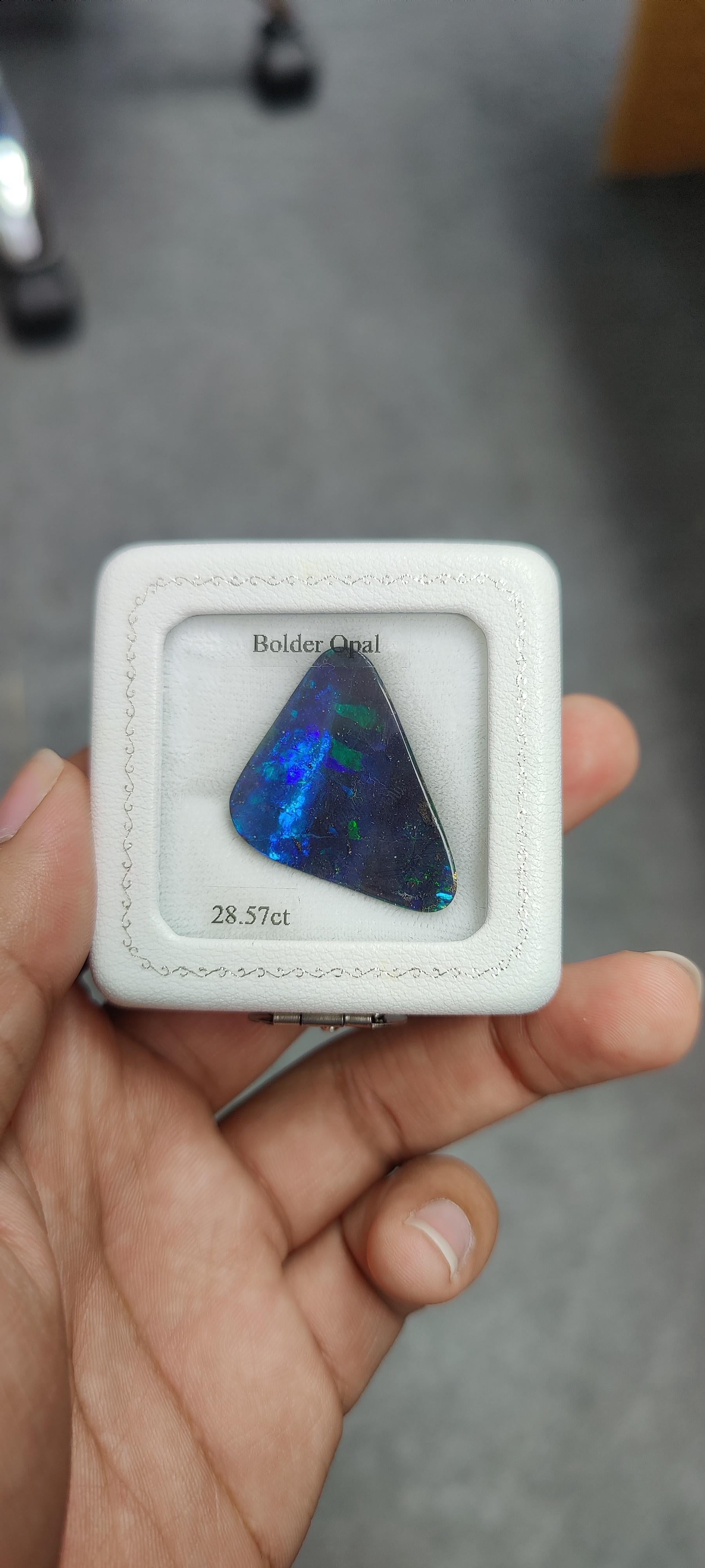 Taglio trillion Opale nero da 28,57 carati in vendita