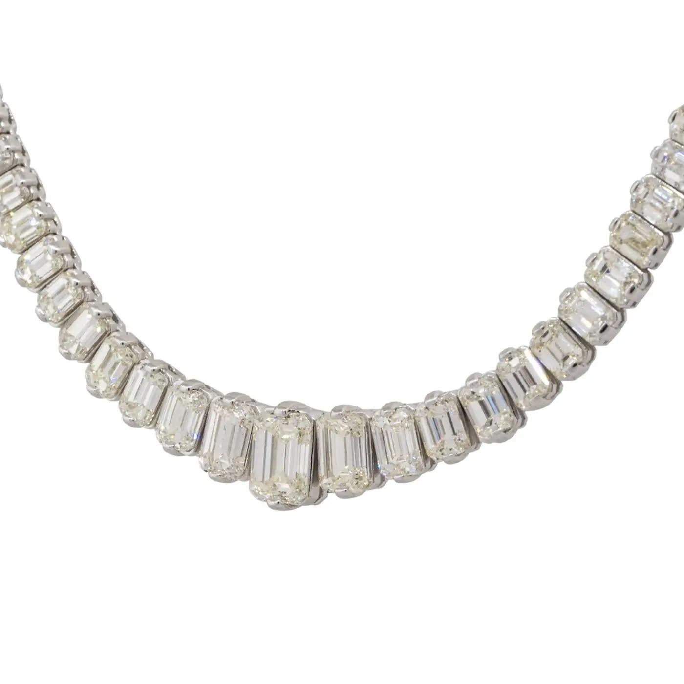28.58 Quilates Collar Graduado Corte Esmeralda 18 Kilates en Stock en venta 2