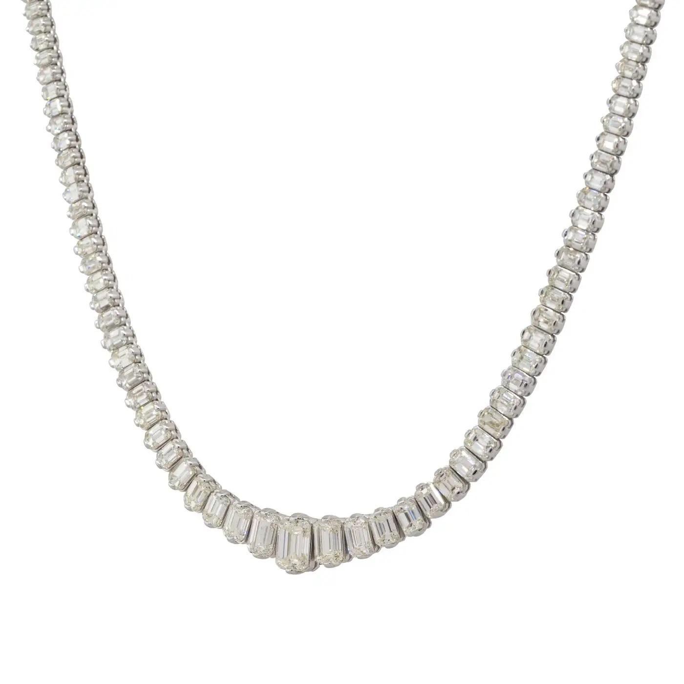 28.58 Quilates Collar Graduado Corte Esmeralda 18 Kilates en Stock en venta 3