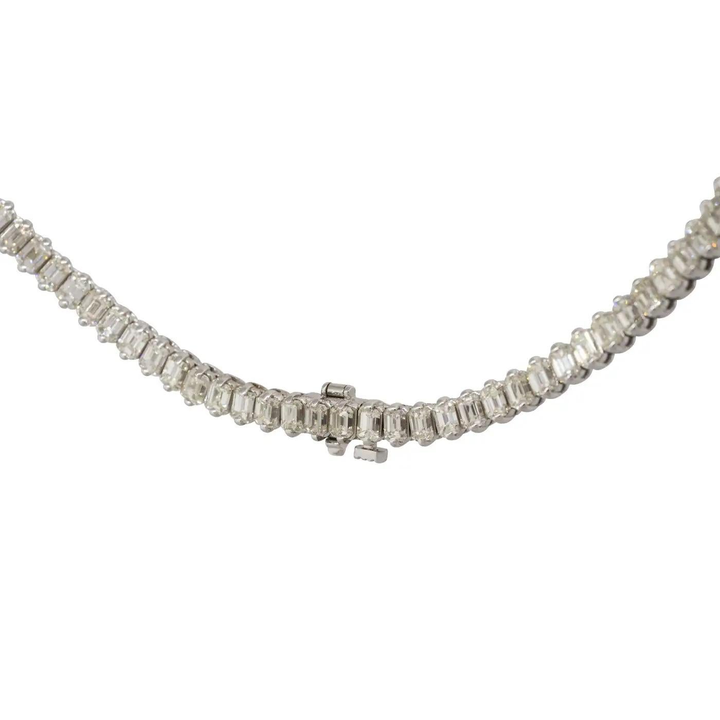 28.58 Quilates Collar Graduado Corte Esmeralda 18 Kilates en Stock en venta 4
