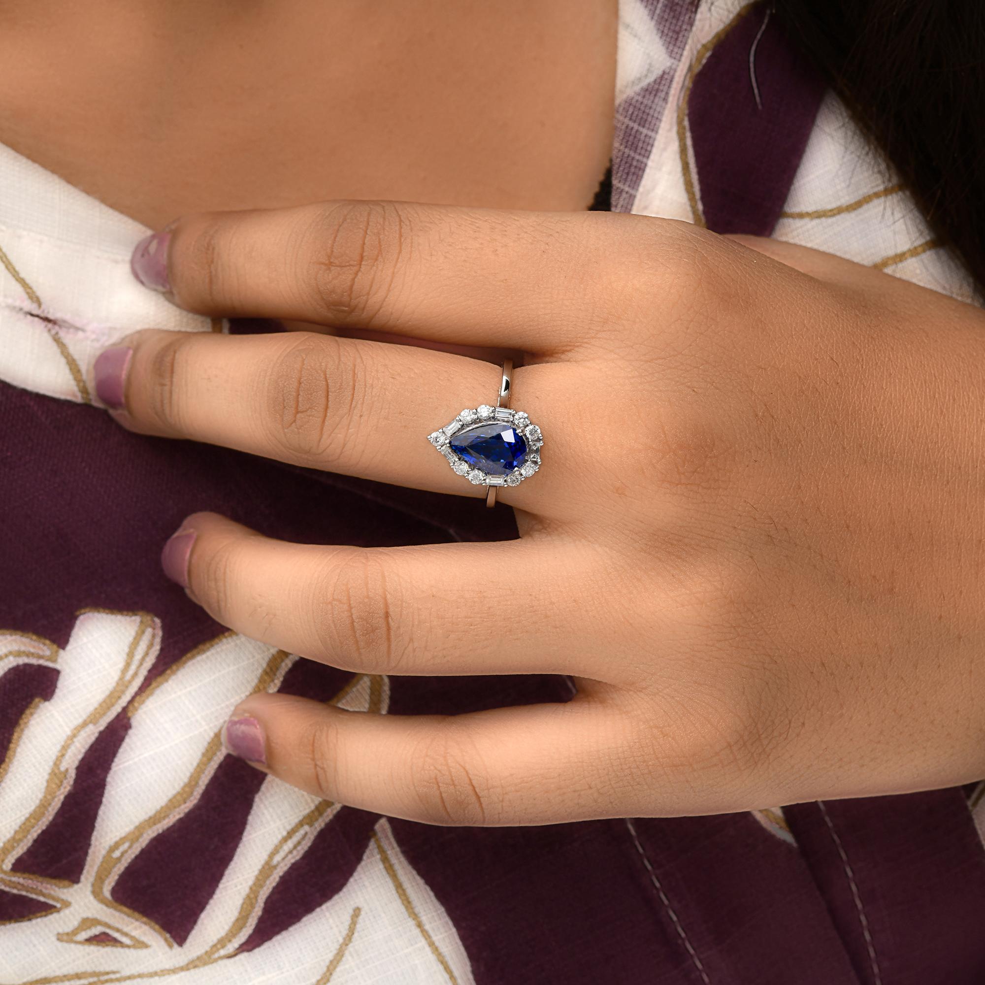 in vendita:  Anello di fidanzamento in oro bianco 18k con zaffiro blu taglio pera e diamante aureolato SI/H da 2,85 carati 2