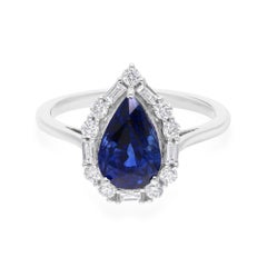 Anello di fidanzamento in oro bianco 18k con zaffiro blu taglio pera e diamante aureolato SI/H da 2,85 carati