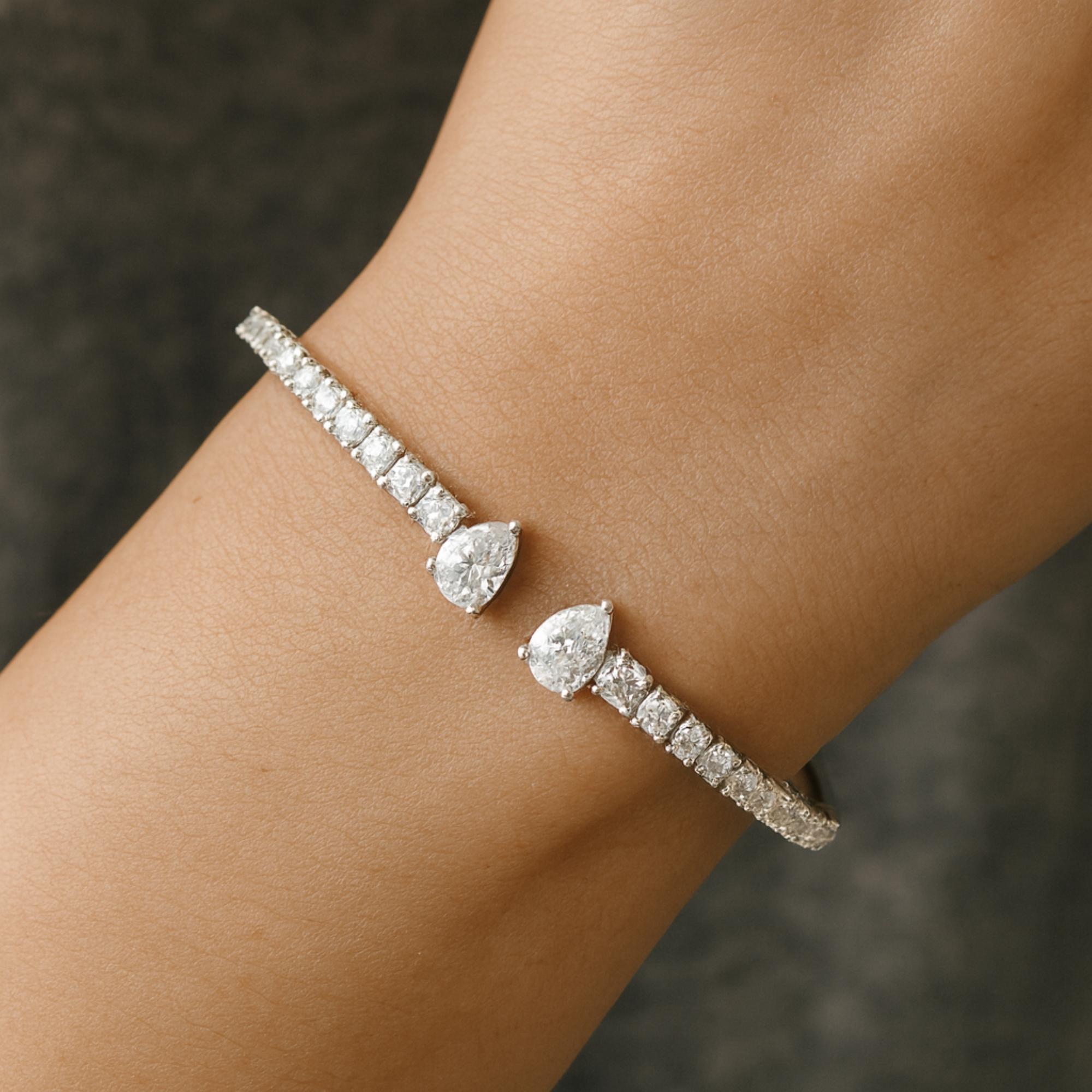 2.85Ct Pear Round SI/H Diamond Cuff Bangle Bracciale in oro bianco 18k Fine Jewelry
Questo bracciale presenta un design aperto elegante e minimale, ornato da una fila continua di diamanti a taglio brillante che scorrono con grazia lungo la fascia.