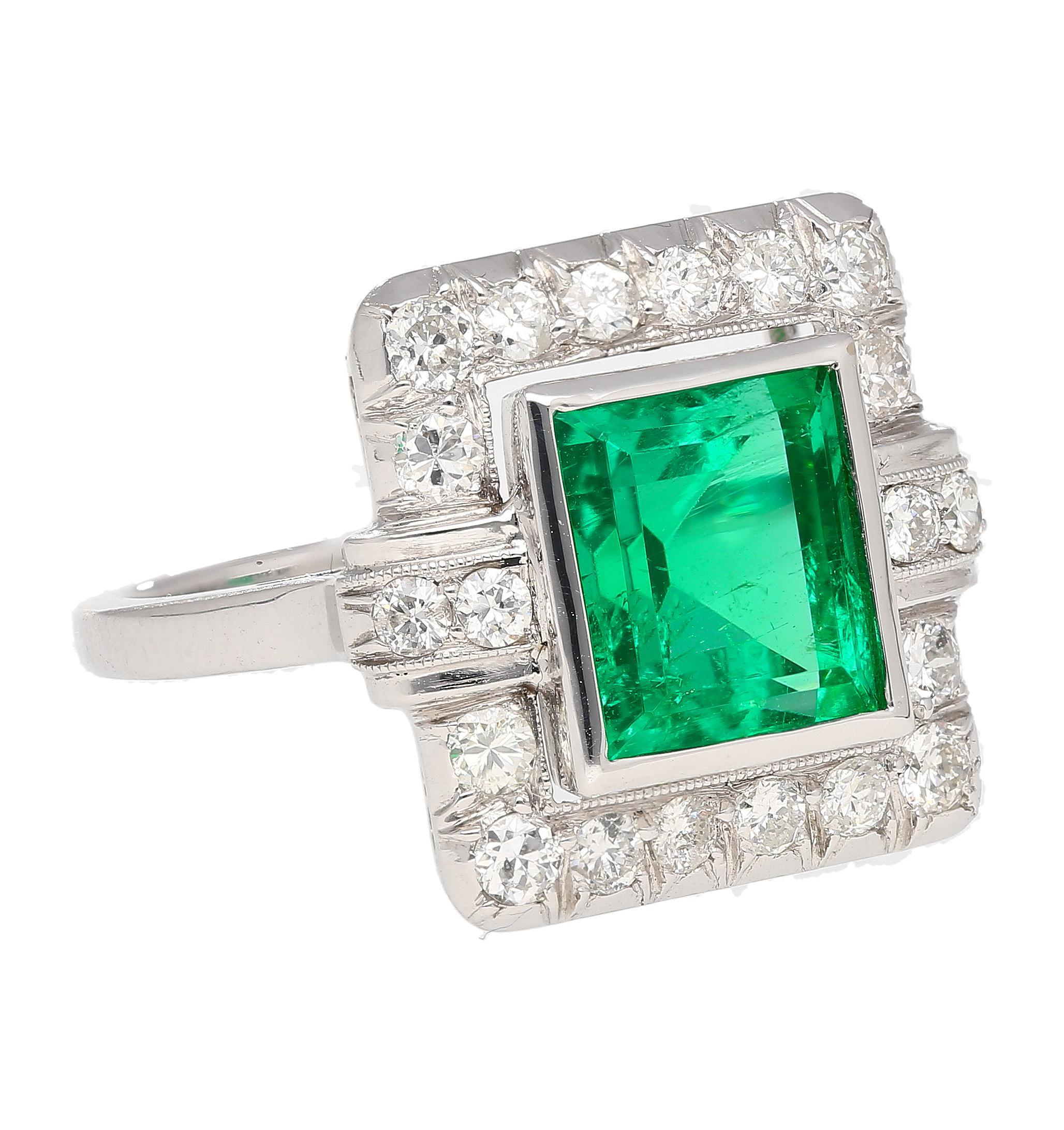 2.86 Carat Afghan-Chinese Minor Oil Emerald & Diamond Halo Ring in 18K Gold In New Condition For Sale In Miami, FL