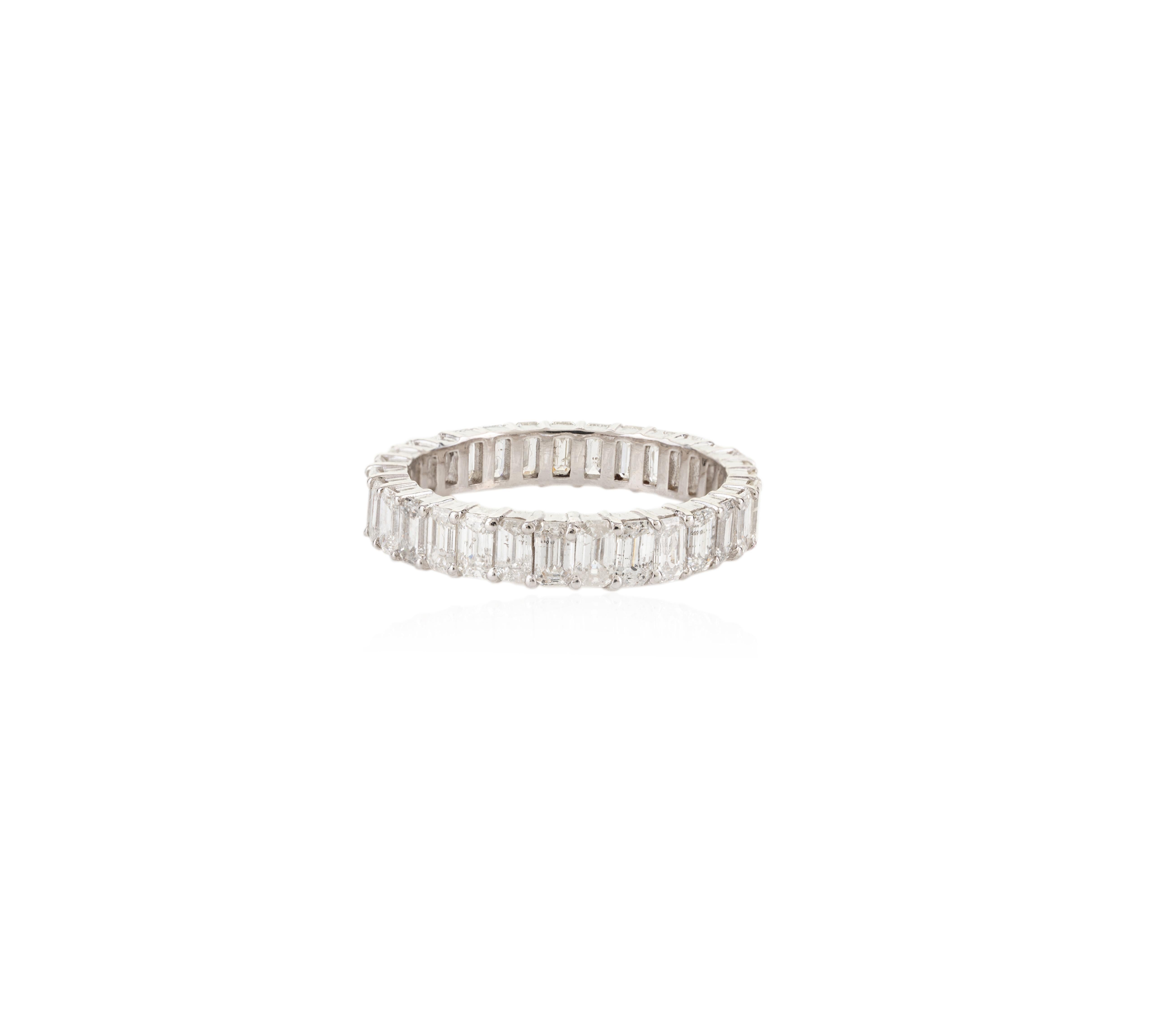Im Angebot: 2,86 Karat Smaragdschliff Diamant Eternity Band Ring in 14k massivem Weißgold () 3