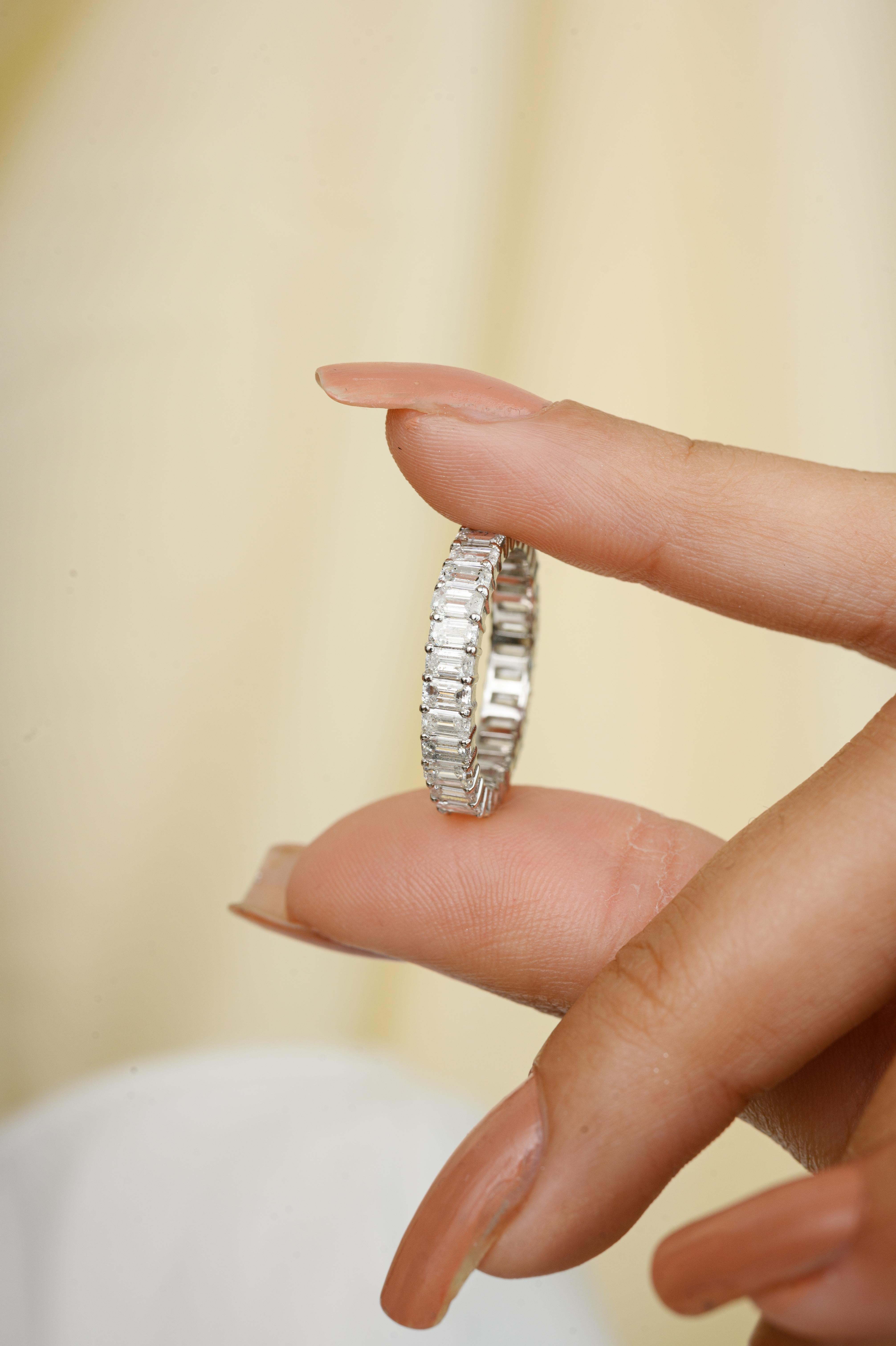 Im Angebot: 2,86 Karat Smaragdschliff Diamant Eternity Band Ring in 14k massivem Weißgold () 4