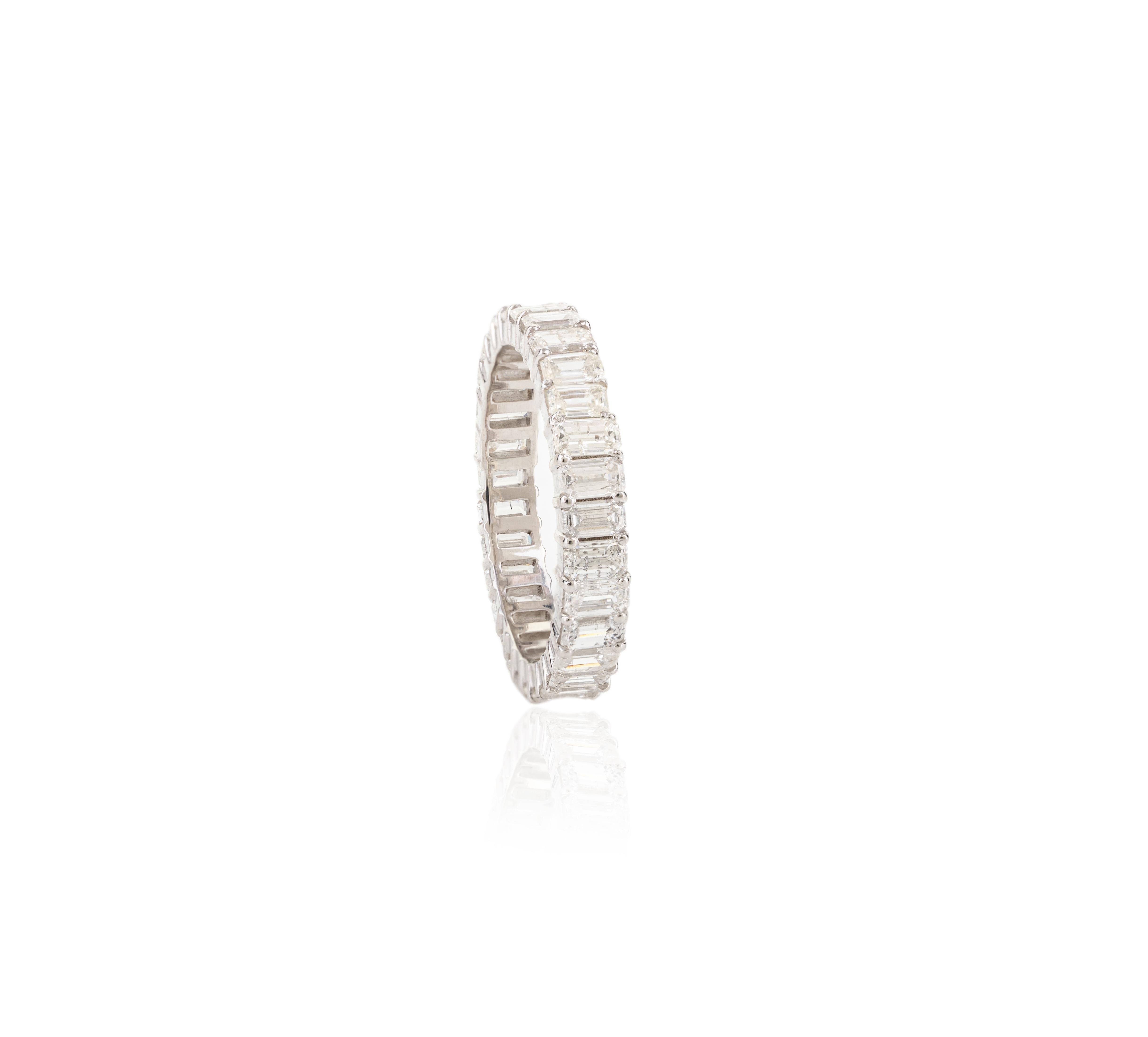 Im Angebot: 2,86 Karat Smaragdschliff Diamant Eternity Band Ring in 14k massivem Weißgold () 5