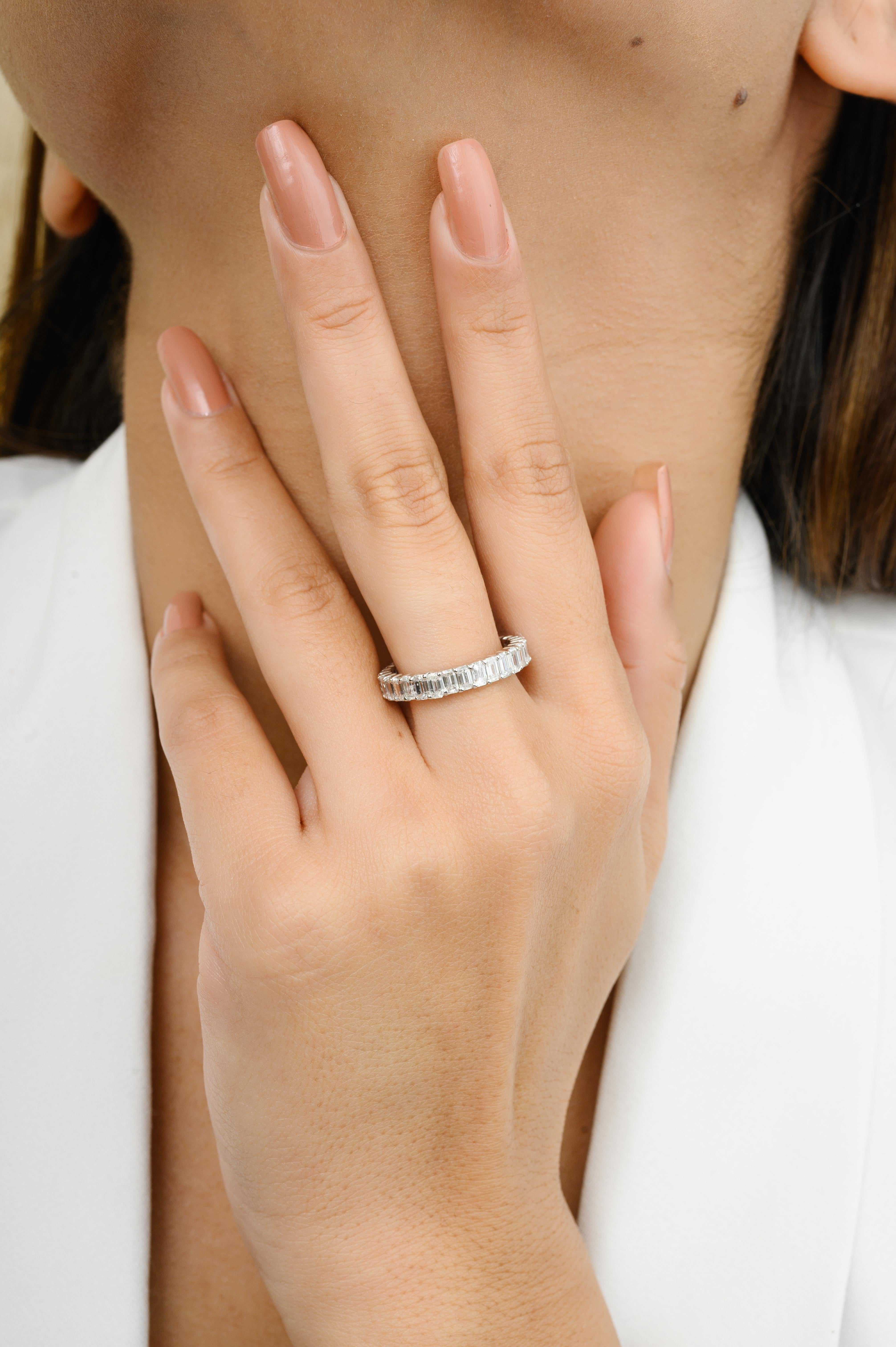 Im Angebot: 2,86 Karat Smaragdschliff Diamant Eternity Band Ring in 14k massivem Weißgold () 6