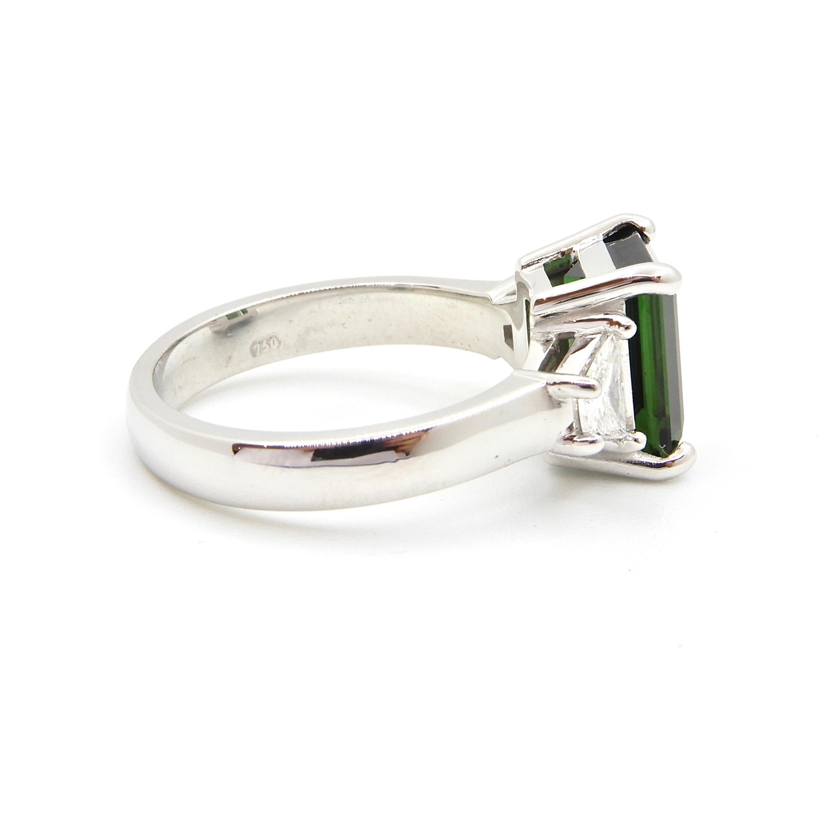 2.86 Carat Green Tourmaline and Diamond Cocktail Ring For Sale 4