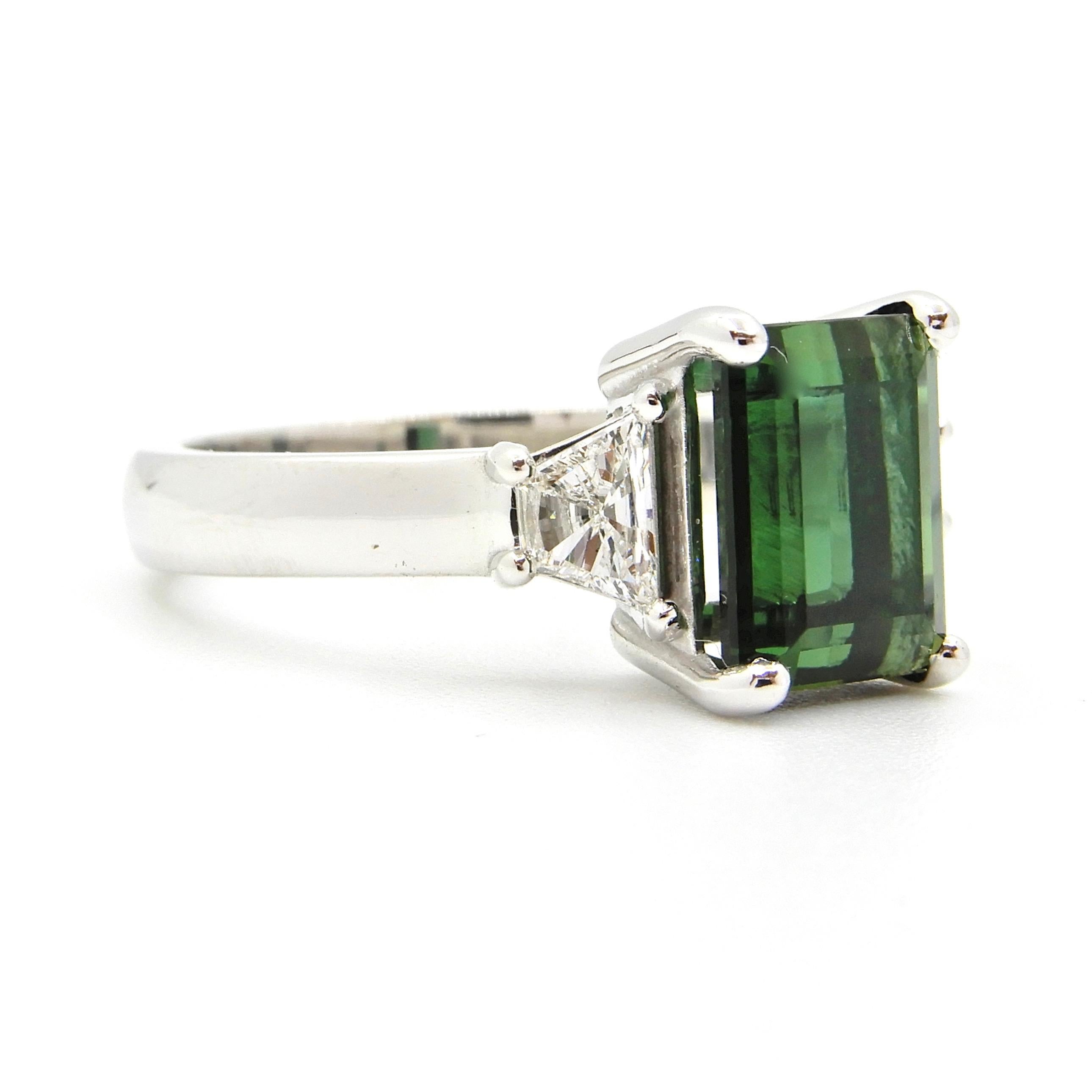 2.86 Carat Green Tourmaline and Diamond Cocktail Ring For Sale 5