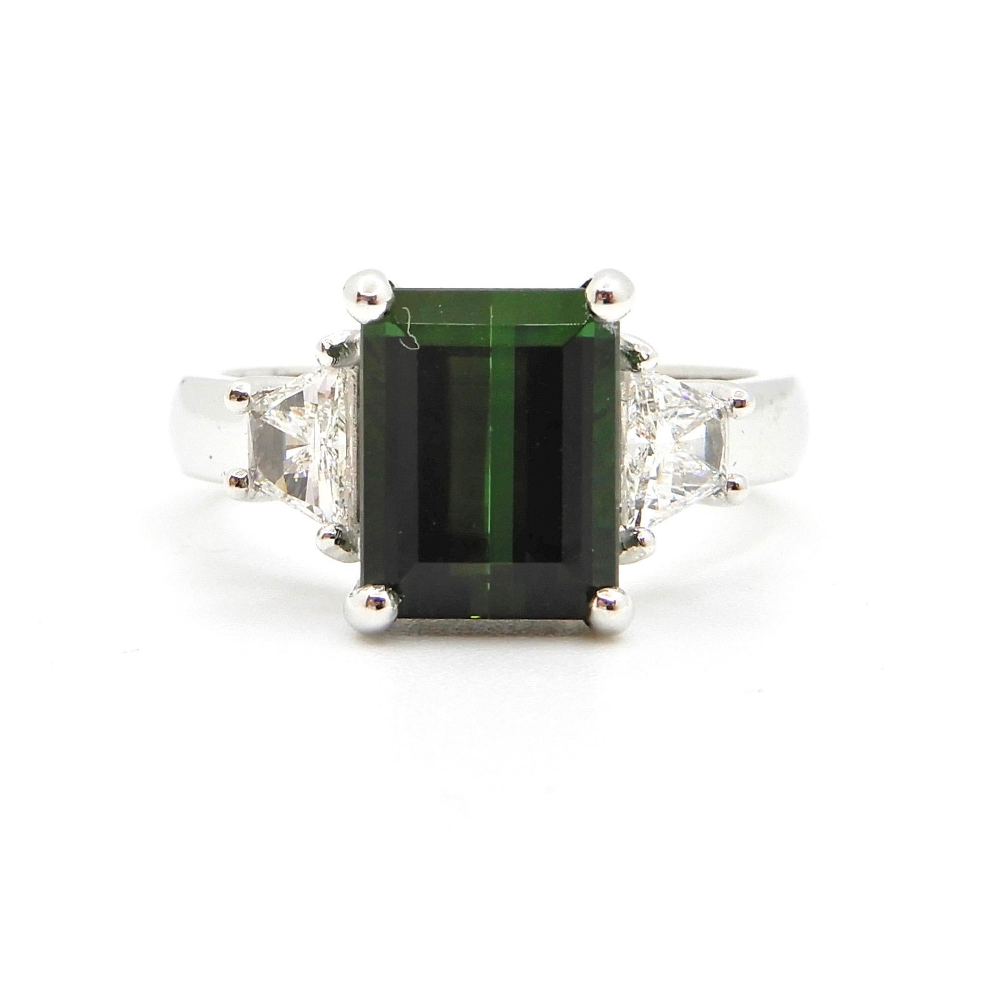 Contemporary 2.86 Carat Green Tourmaline and Diamond Cocktail Ring For Sale