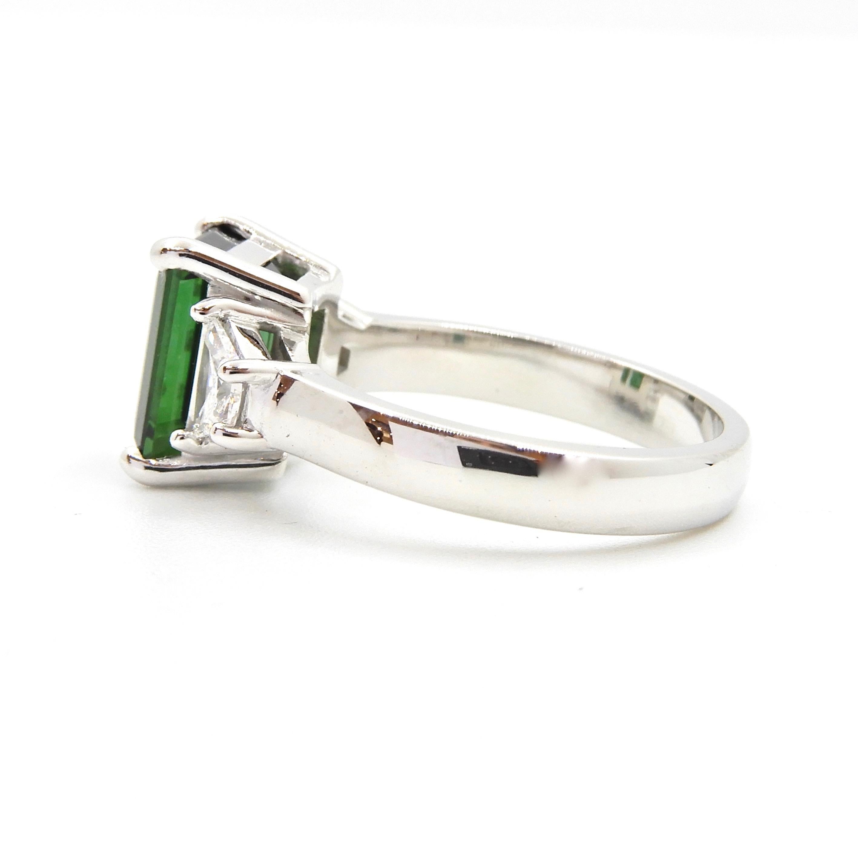 2.86 Carat Green Tourmaline and Diamond Cocktail Ring For Sale 1