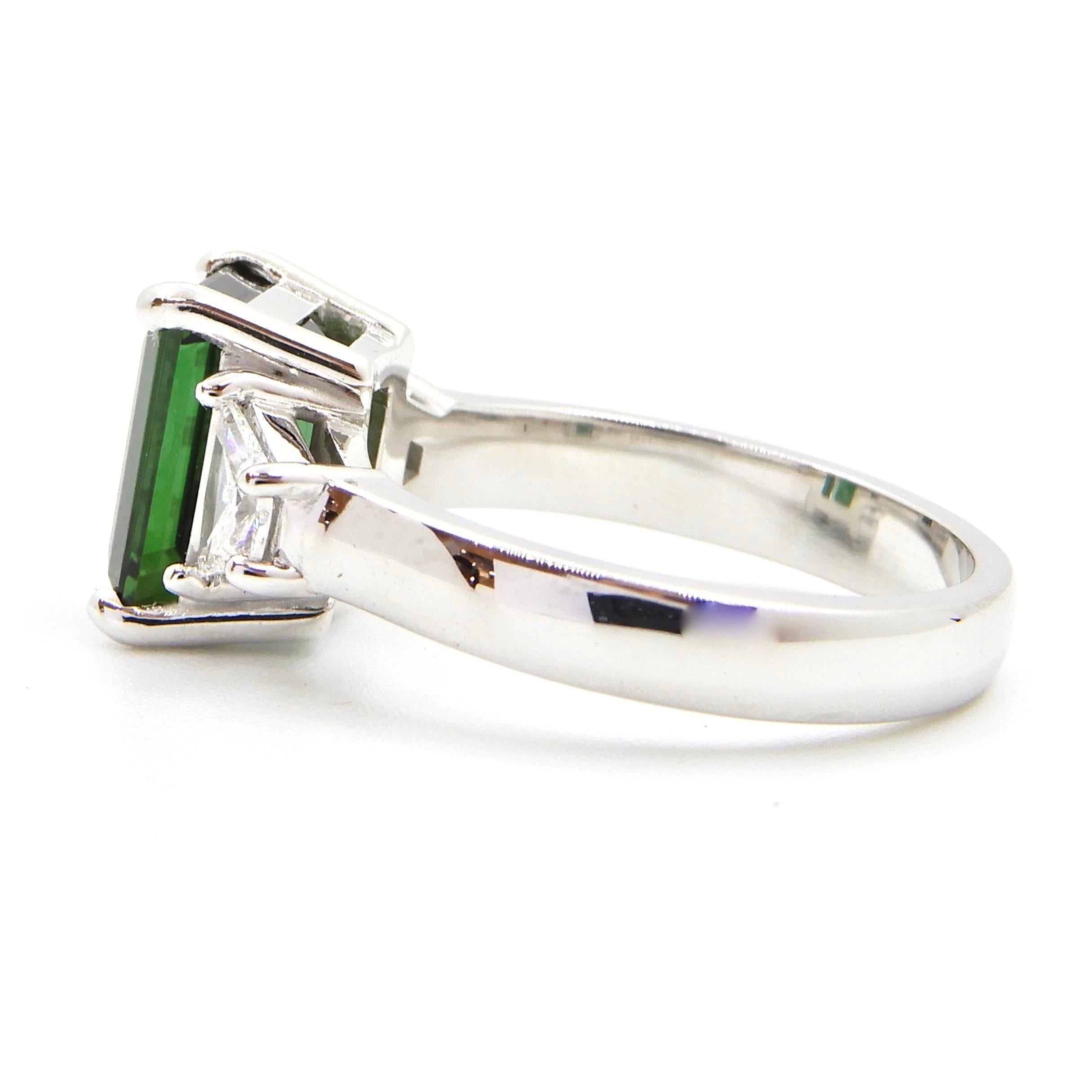 2.86 Carat Green Tourmaline and Diamond Cocktail Ring For Sale 2