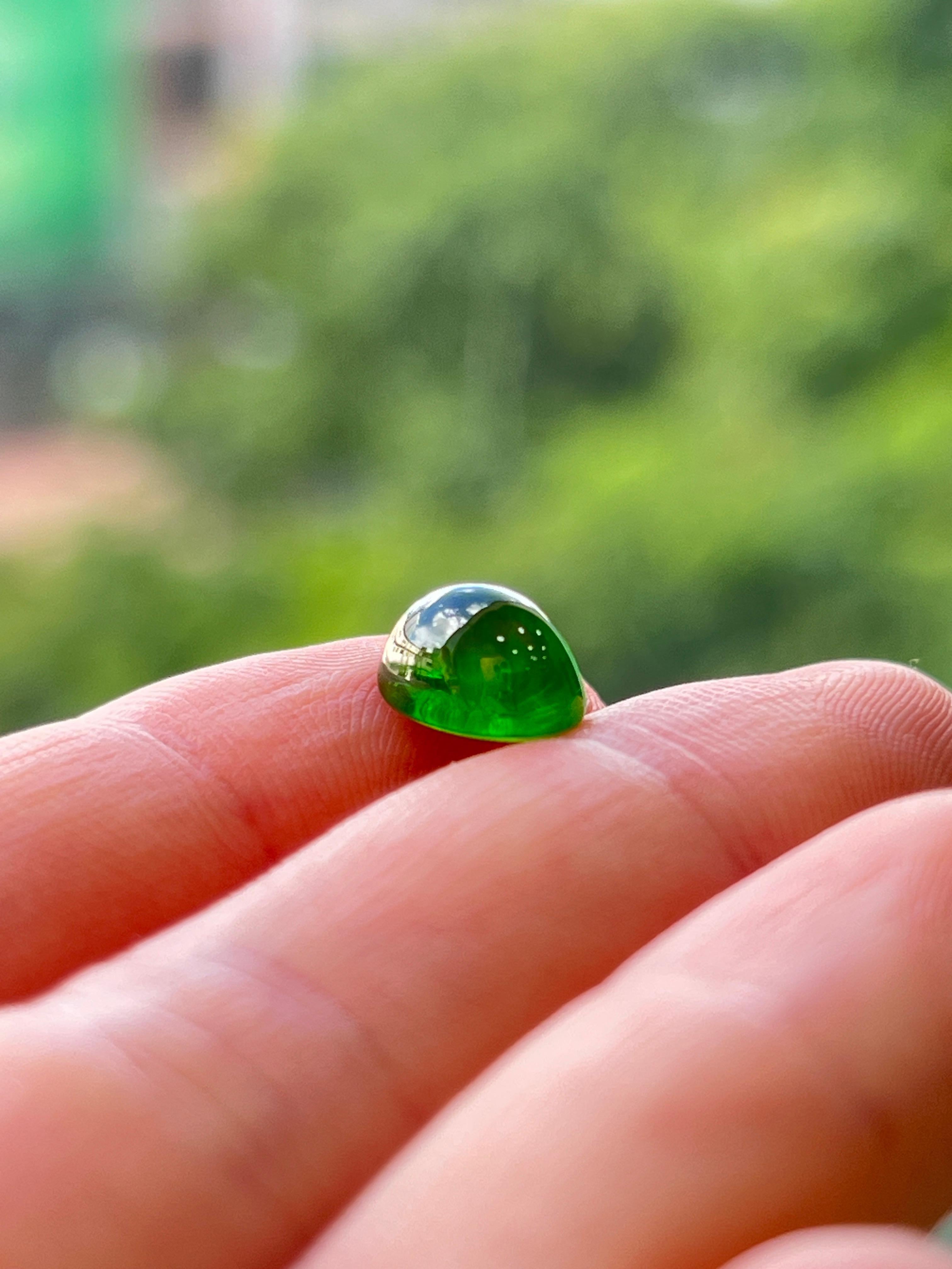 Moderno 2,86 carati di granato demantoide russo naturale con inclusione di equiseto e taglio a cabochon in vendita