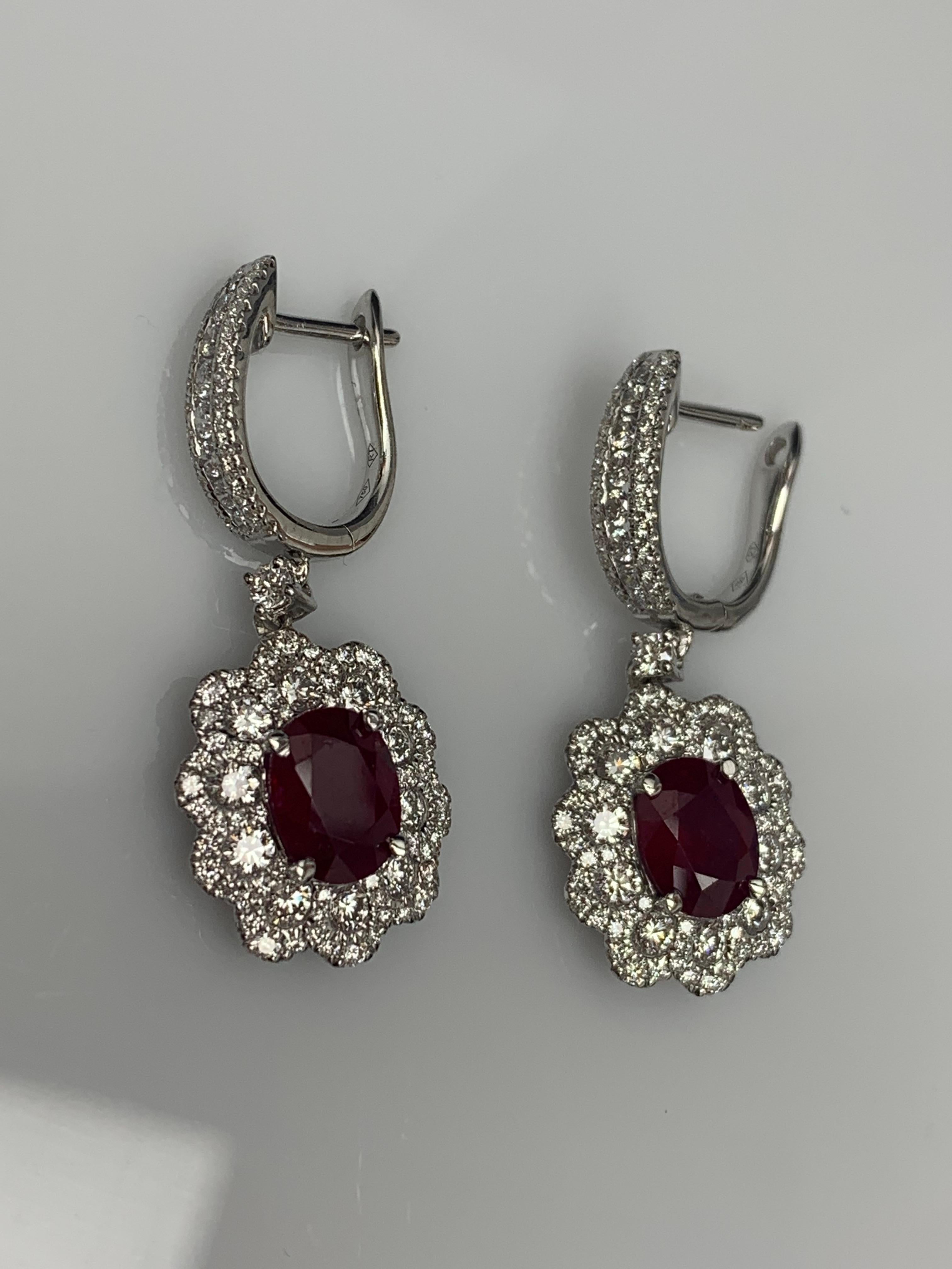 Boucles d'oreilles pendantes en or blanc 18 carats, rubis de taille ovale et diamants en forme de fleur Pour femmes en vente