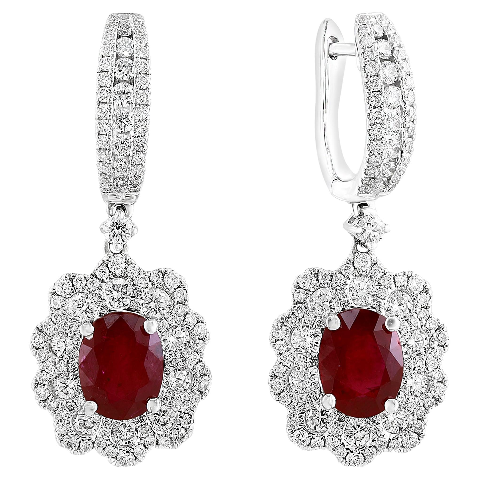 Boucles d'oreilles pendantes en or blanc 18 carats, rubis de taille ovale et diamants en forme de fleur
