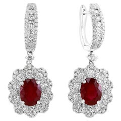 Boucles d'oreilles pendantes en or blanc 18 carats, rubis de taille ovale et diamants en forme de fleur