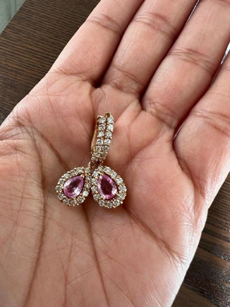 2,86 Karat Pink Saphir Diamant Rose Gold Tropfenohrringe

Diese Ohrringe haben rosa Saphire im Birnenschliff mit einem Gewicht von 1,68 Karat und einer Größe von etwa 7 mm x 5 mm. Es gibt natürliche Diamanten im Rundschliff mit einem Gewicht von