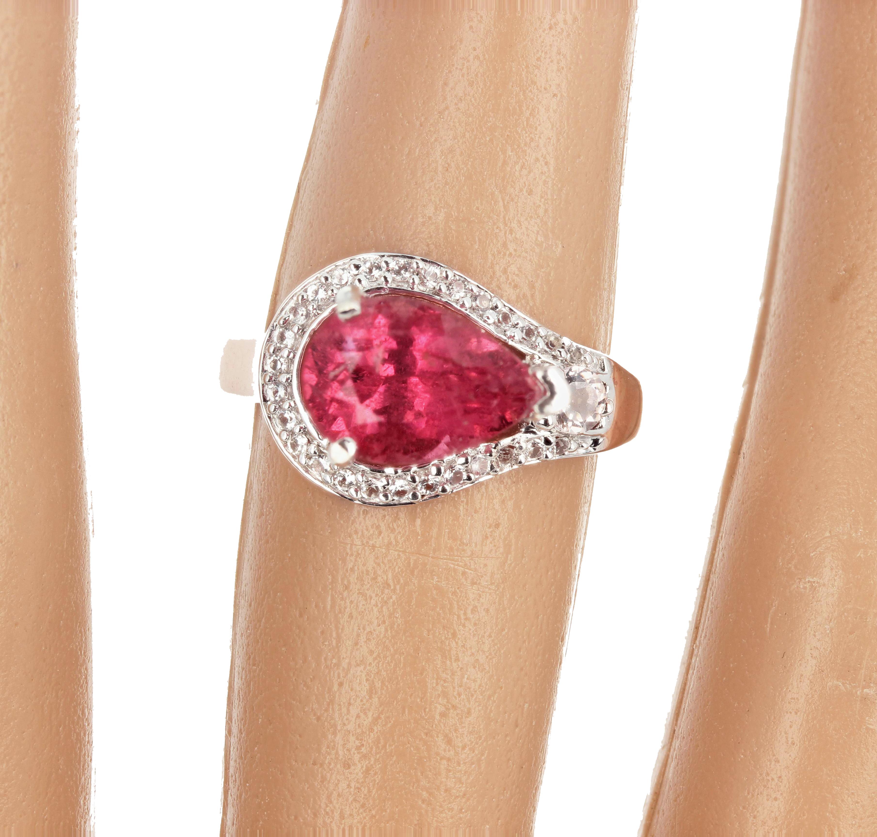Dieser glitzernde, rötliche Turmalin im Birnenschliff ist in einem Ring aus rosévergoldetem Sterlingsilber der Größe 7 gefasst und mit winzig kleinen weißen Diamanten verziert.  Er glitzert wunderschön auf der Hand. 