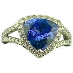 Anello di tanzanite e diamanti con taglio trillion da 2,86 carati