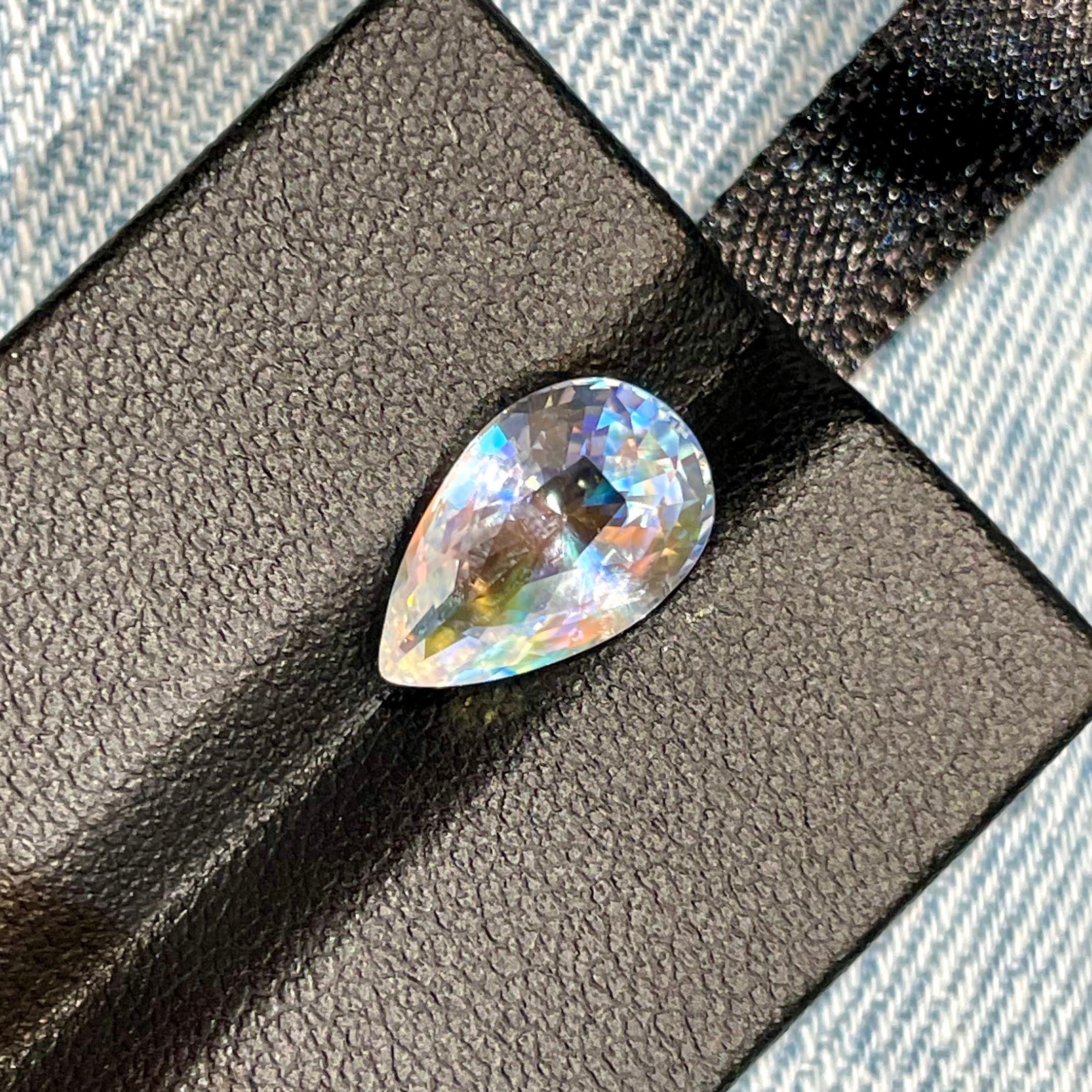 2.86 carats Rainbow Moonstone Gem Pear Cut Natural Indian Gemstone In New Condition For Sale In Bangkok, TH