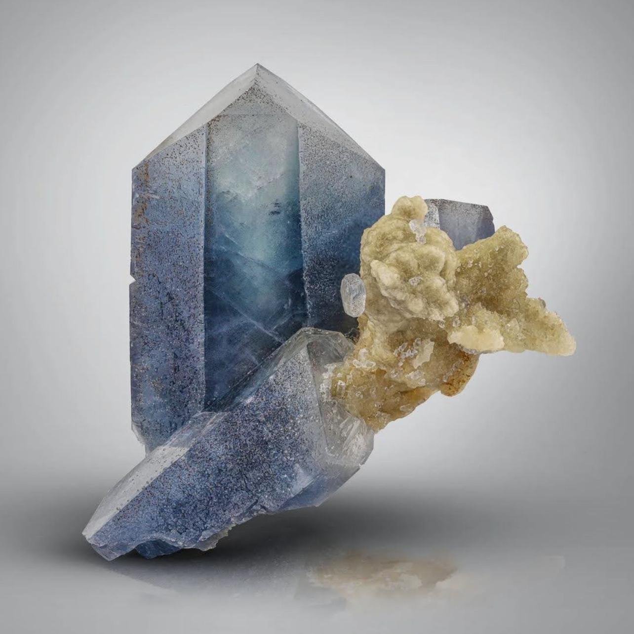 Style Adam 286 grammes de cristaux célestes bleus vibrants avec calcite jaune d'Afghanistan en vente