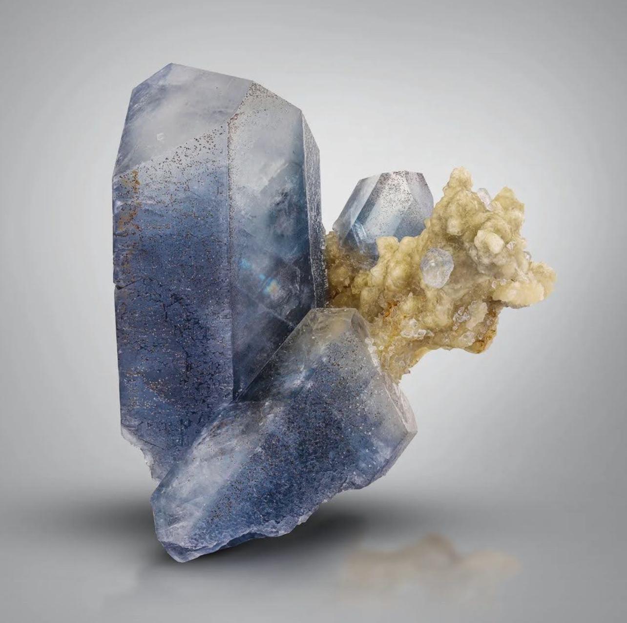286 grammes de cristaux célestes bleus vibrants avec calcite jaune d'Afghanistan Bon état - En vente à Peshawar, PK
