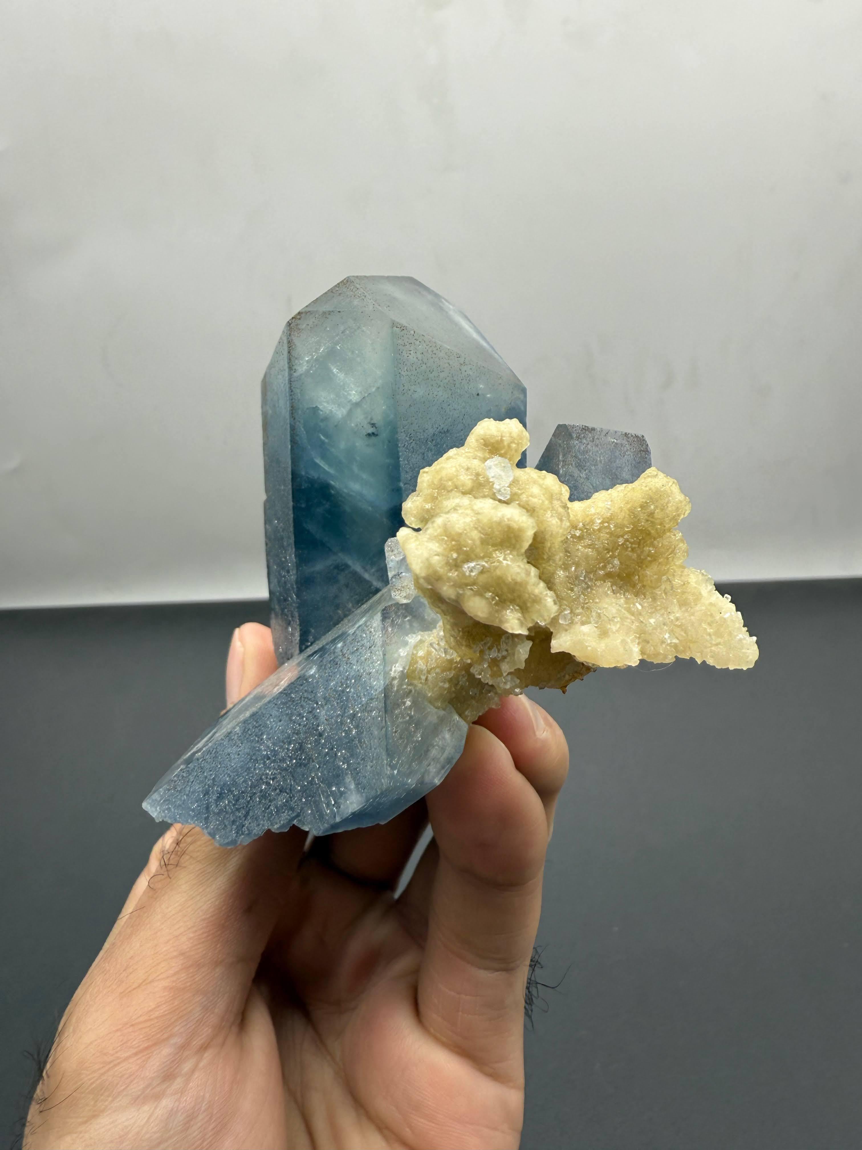 286 grammes de cristaux célestes bleus vibrants avec calcite jaune d'Afghanistan Bon état - En vente à Peshawar, PK