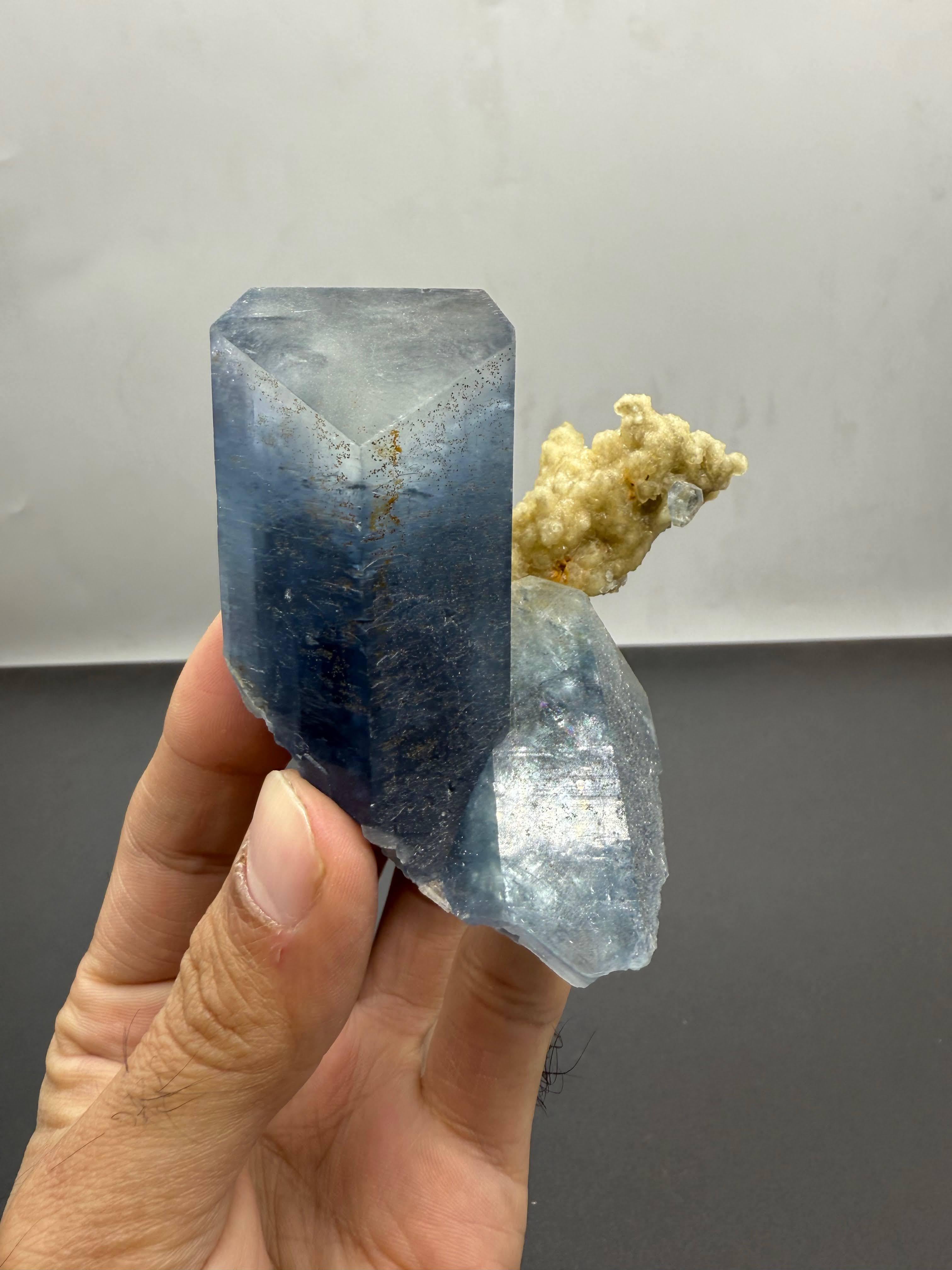 XXIe siècle et contemporain 286 grammes de cristaux célestes bleus vibrants avec calcite jaune d'Afghanistan en vente