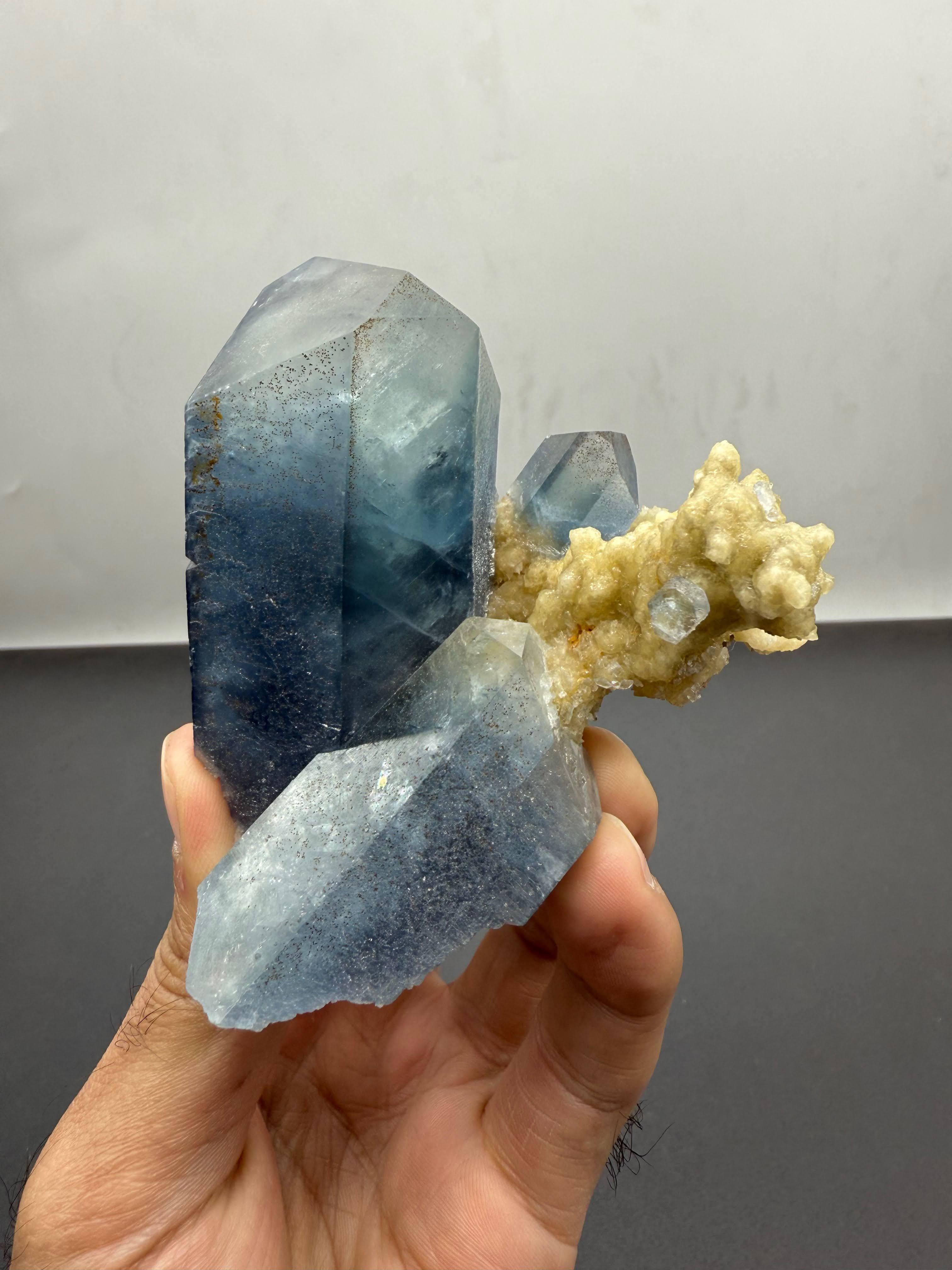 Cristal 286 grammes de cristaux célestes bleus vibrants avec calcite jaune d'Afghanistan en vente