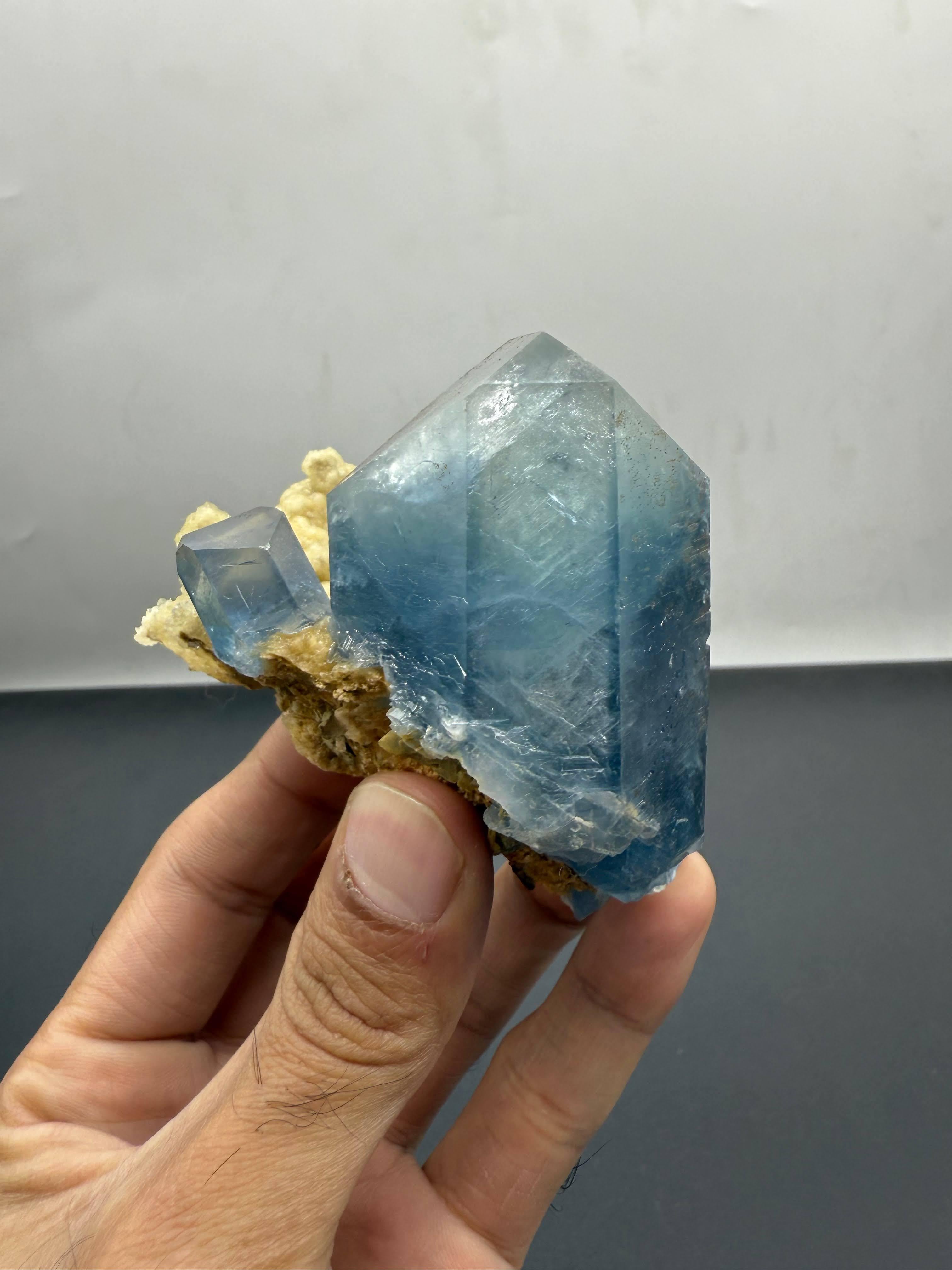286 grammes de cristaux célestes bleus vibrants avec calcite jaune d'Afghanistan en vente 1