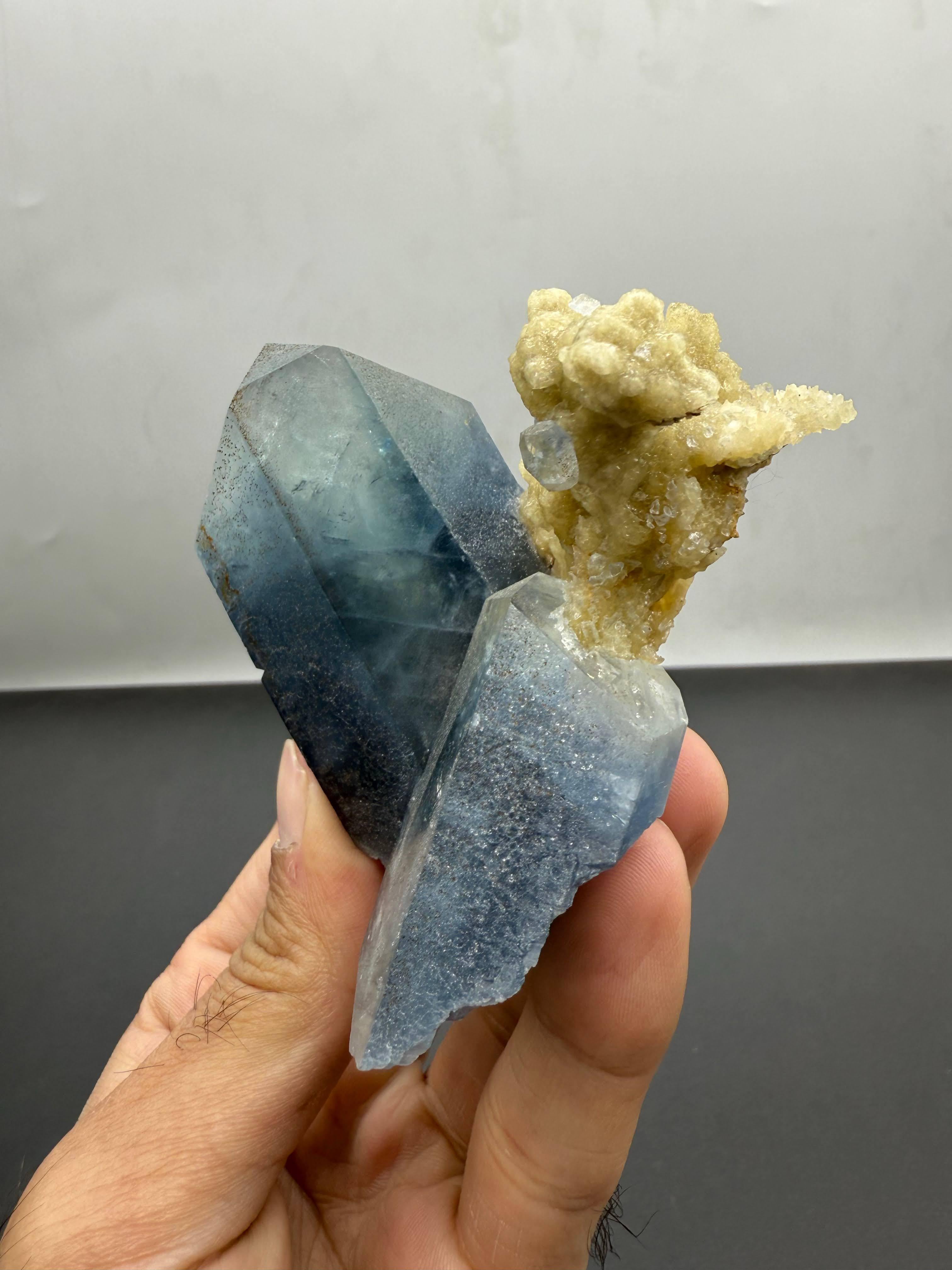 286 grammes de cristaux célestes bleus vibrants avec calcite jaune d'Afghanistan en vente 2