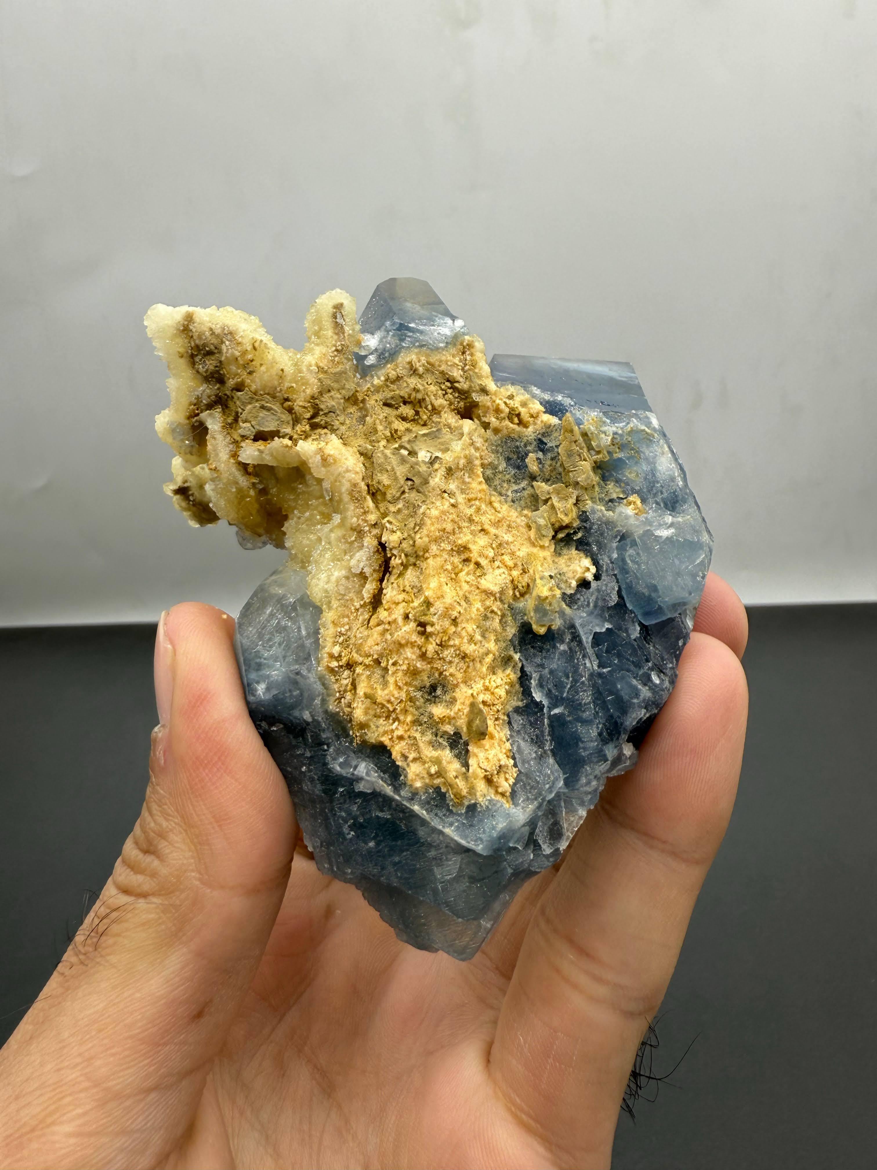 286 grammes de cristaux célestes bleus vibrants avec calcite jaune d'Afghanistan en vente 3