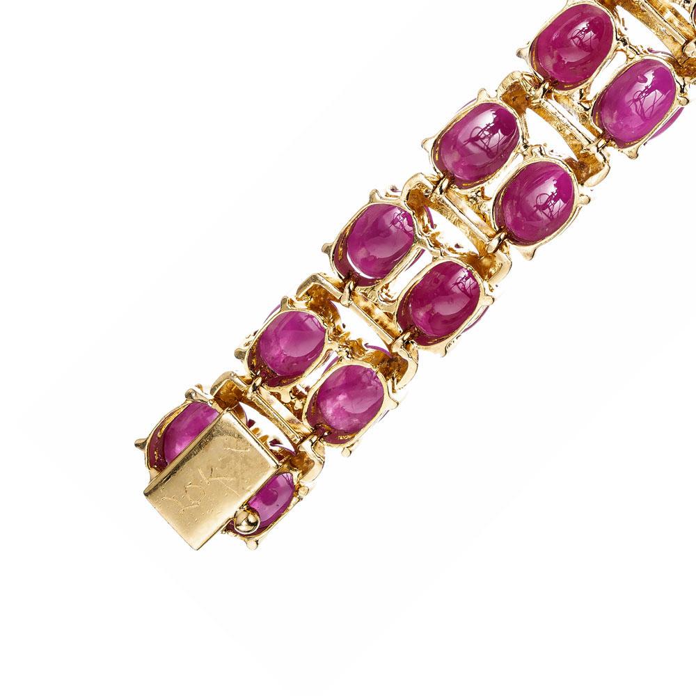 28.60 Carat Oval Cabochon Ruby Diamond Gold Hinged Bracelet In Good Condition For Sale In Stamford, CT