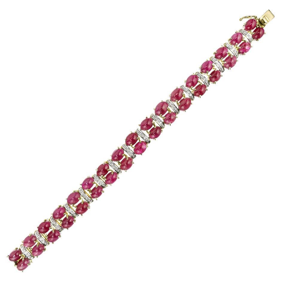 Bracelet à charnières en or avec diamants et rubis cabochon ovale de 28,60 carats